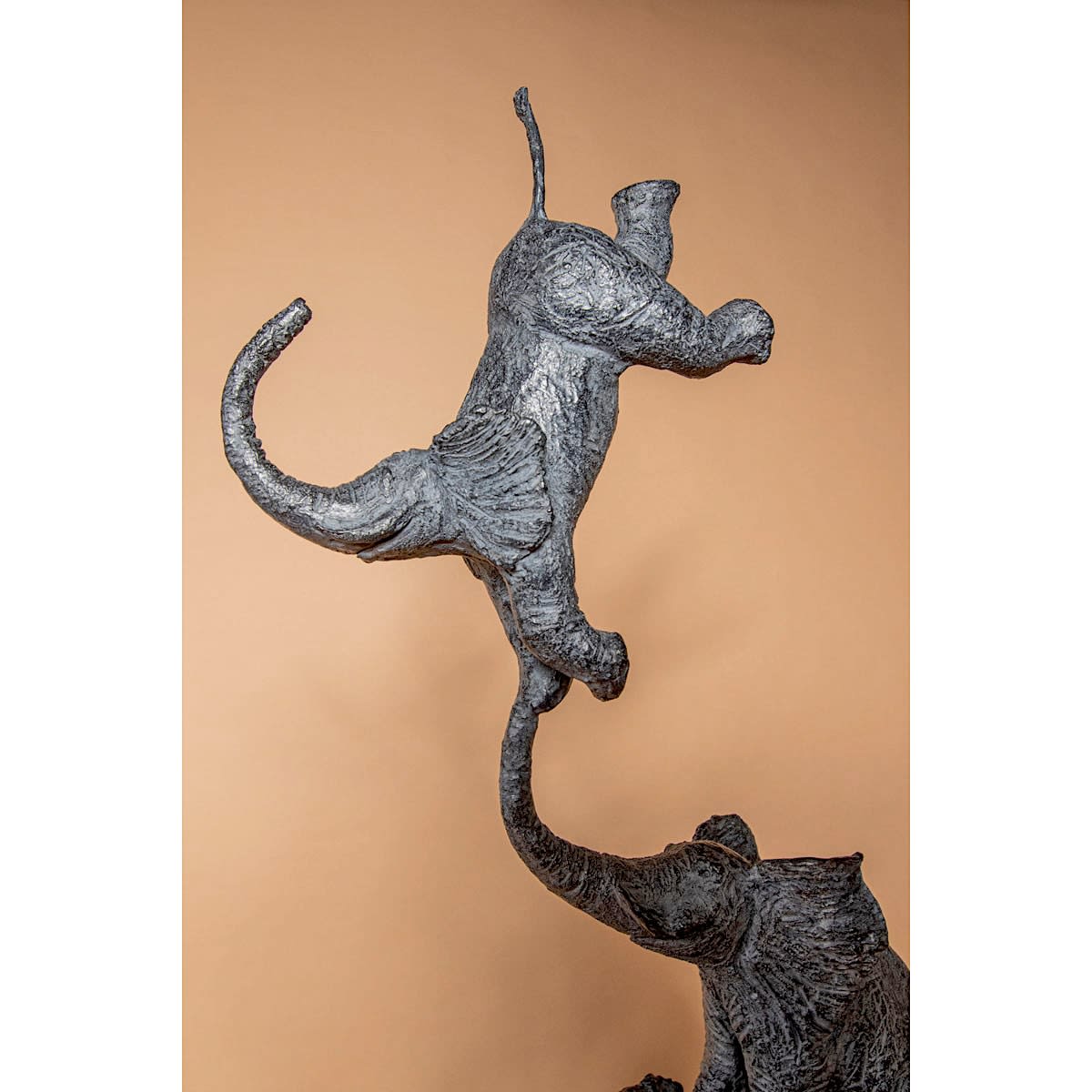 Sophie Verger colonne d'éléphant et une petite fille sculpture sculpture d'éléphant sculpture animalière sculpture en bronze sculpture de jardin galerie Art Yi galerie d'art de Bruxelles