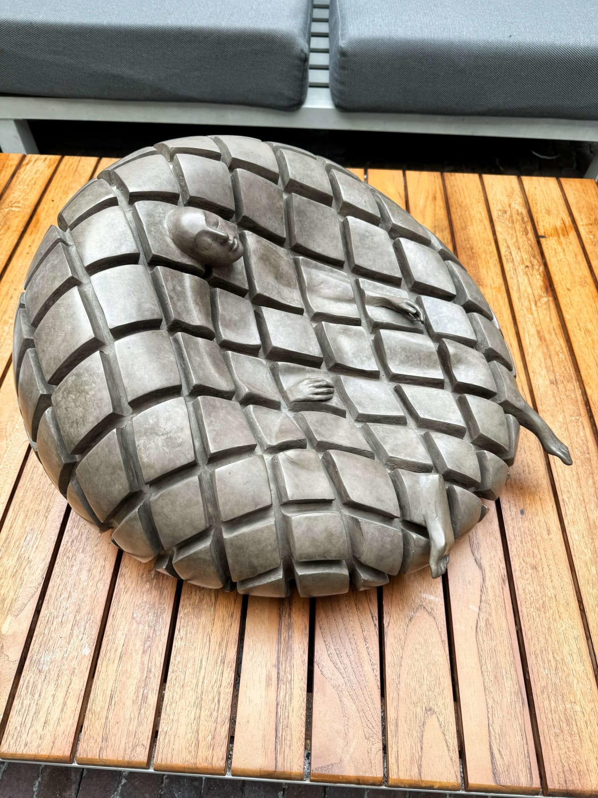 Songe zwemsculptuur Isabel Miramontes tuinsculptuur tuinontwerp tuindecoratie kunst hedendaagse beeldhouwkunst bronzen sculptuur interieurontwerp in hotel Barsey door Warwick Art Yi-galerij Kunstgalerij in Brussel