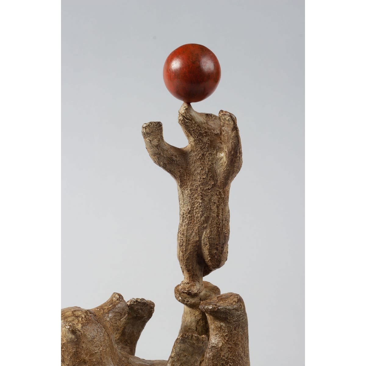 Petits oursons au ballon Sophie Verger sculpture ours sculpture animalière sculpture en bronze adorable maman ours avec ses petits adorables oursons jouant au ballon sur sa collection d'ours de décoration d'art Galerie Art Yi Galerie d'art de Bruxelles