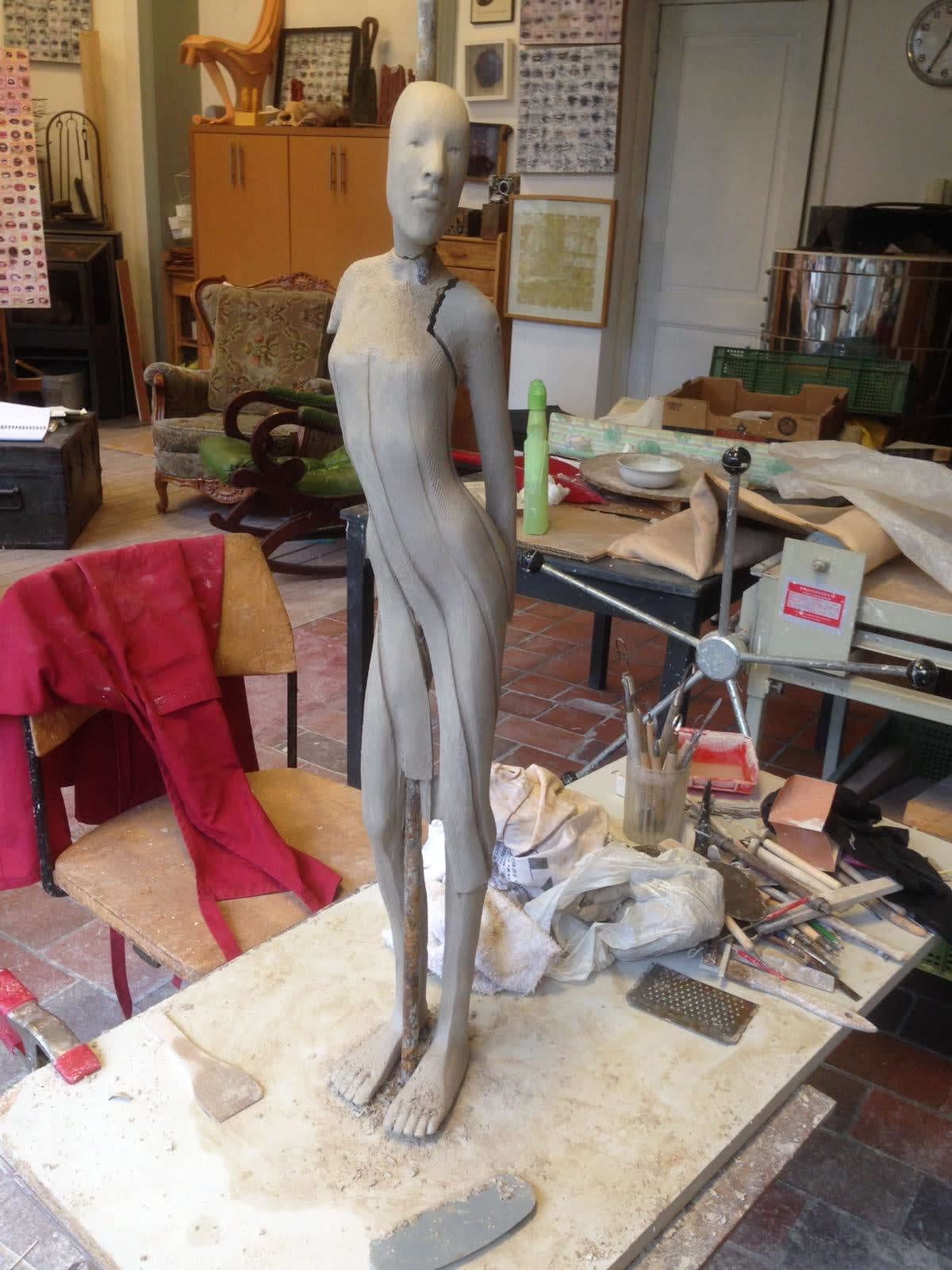 Callipyge woman sculpture of Isabel Miramontes contemporary sculpture bronze sculpture a beautiful woman in dress sculpture art sculpture collection Art Yi gallery Brussels art gallery