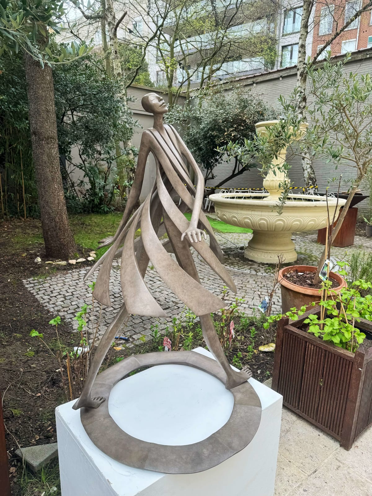 Primavera dancing girl sculpture Isabel Miramontes garden sculpture garden design garden decoration art contemporary sculpture bronze sculpture interior design at hotel Barsey by Warwick Art Yi gallery Brussels art gallery