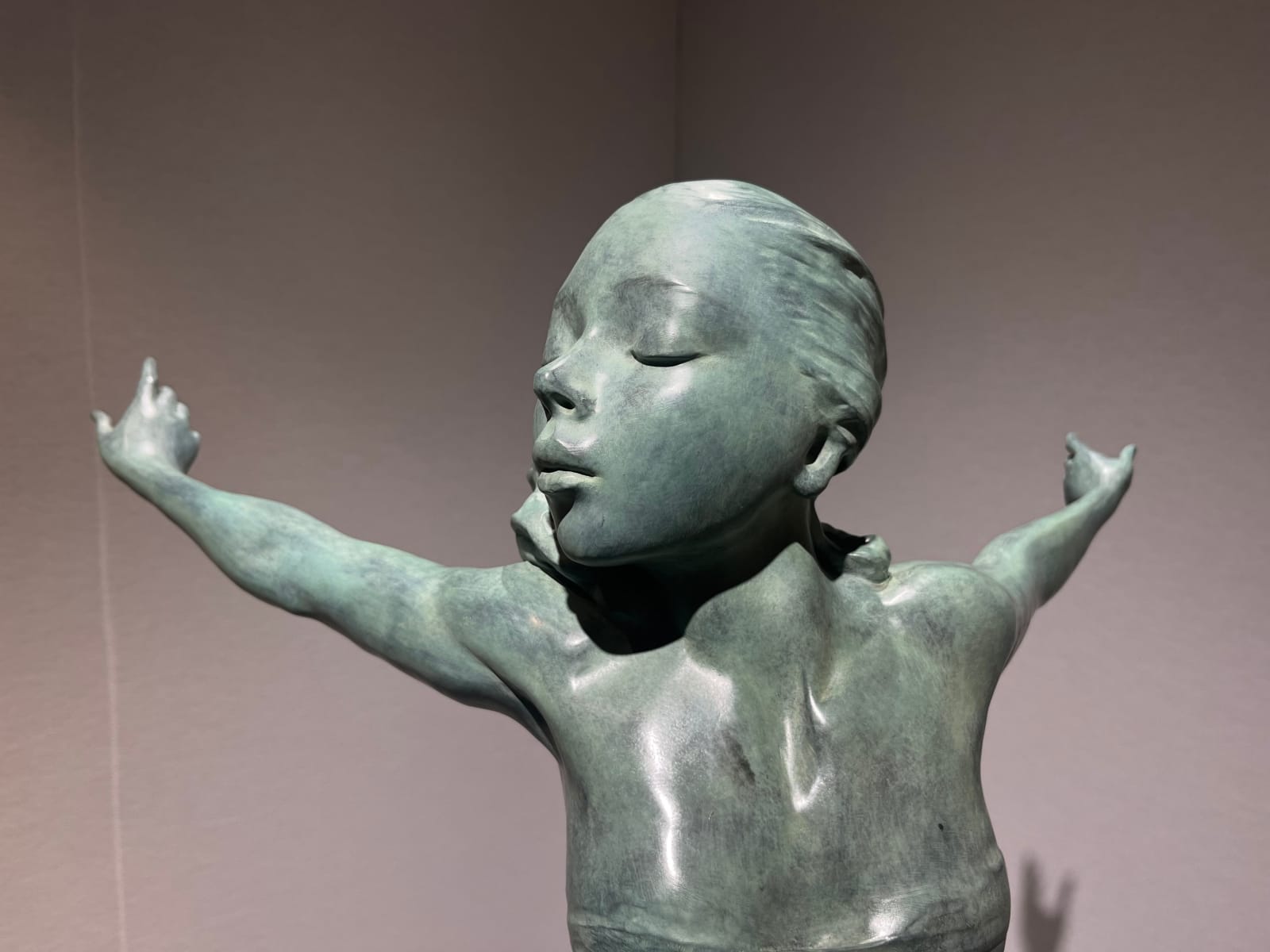 Higher expectations II : Marc de Corte, sculpture de femme dansante, sculpture de danse, sculpture de fille, sculpture de jardin, sculpture en bronze, sculpture contemporaine, galerie Art Yi de Bruxelles.