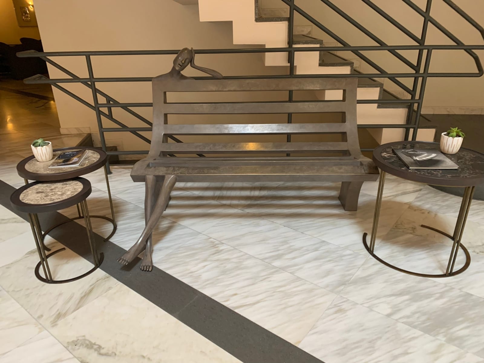 Daydream banquette chaise abstraite contemporaine bronze sculpture de jardin sculpture monumentale isabel miramontes décoration de jardin design chaise de piscine art yi gallery brussels