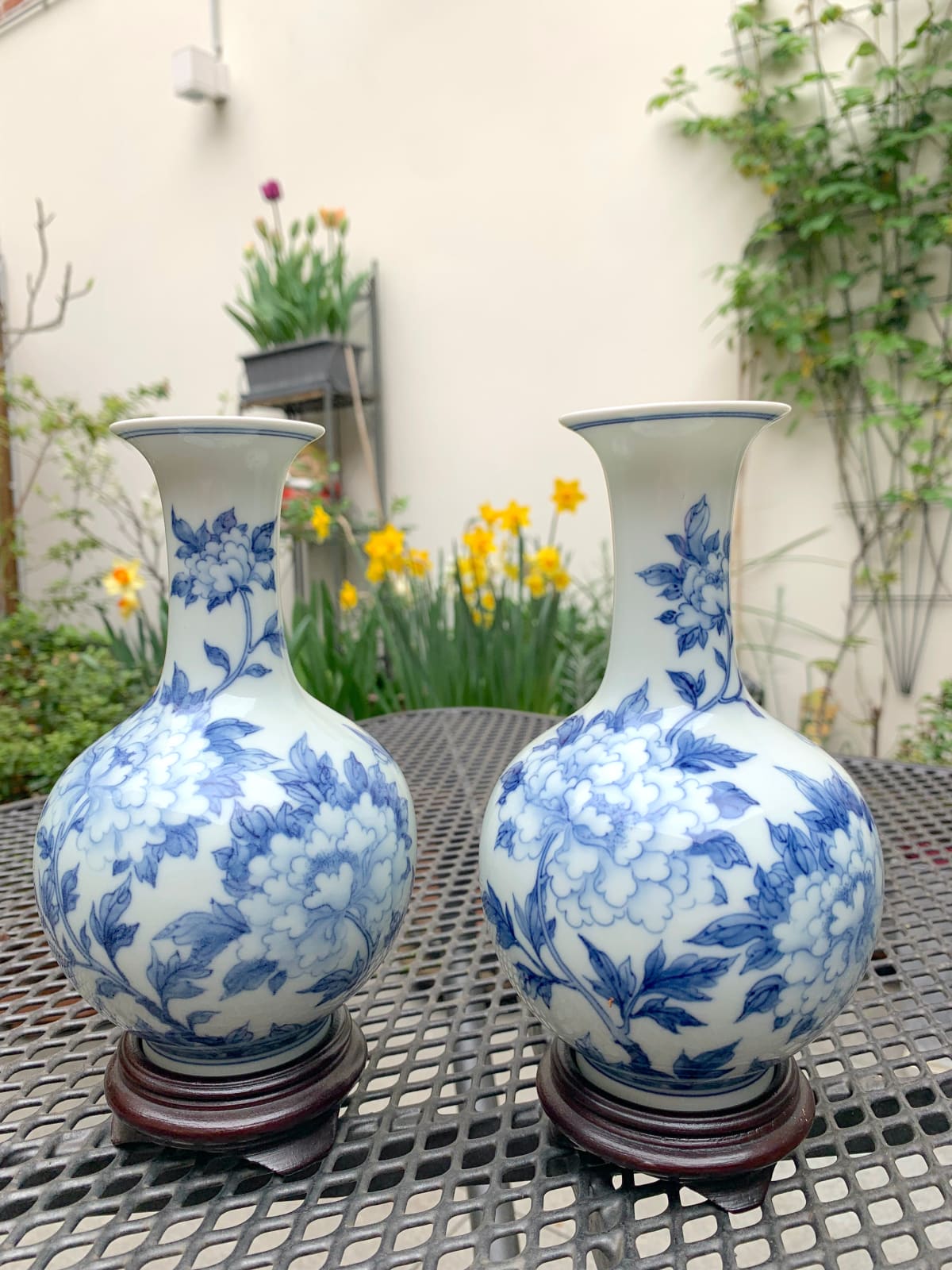 A Pair of Qing Dynasty Style Blue and White Peony and Butterfly Pattern Celestial Vases (Bottom signed in Yongzheng Period) Tsai Hsiao-fang contemporary ceramic art asian ceramic art asian porcelain art blue ceramic vase blue porcelaine vase art collection Art Yi gallery Brussels art gallery