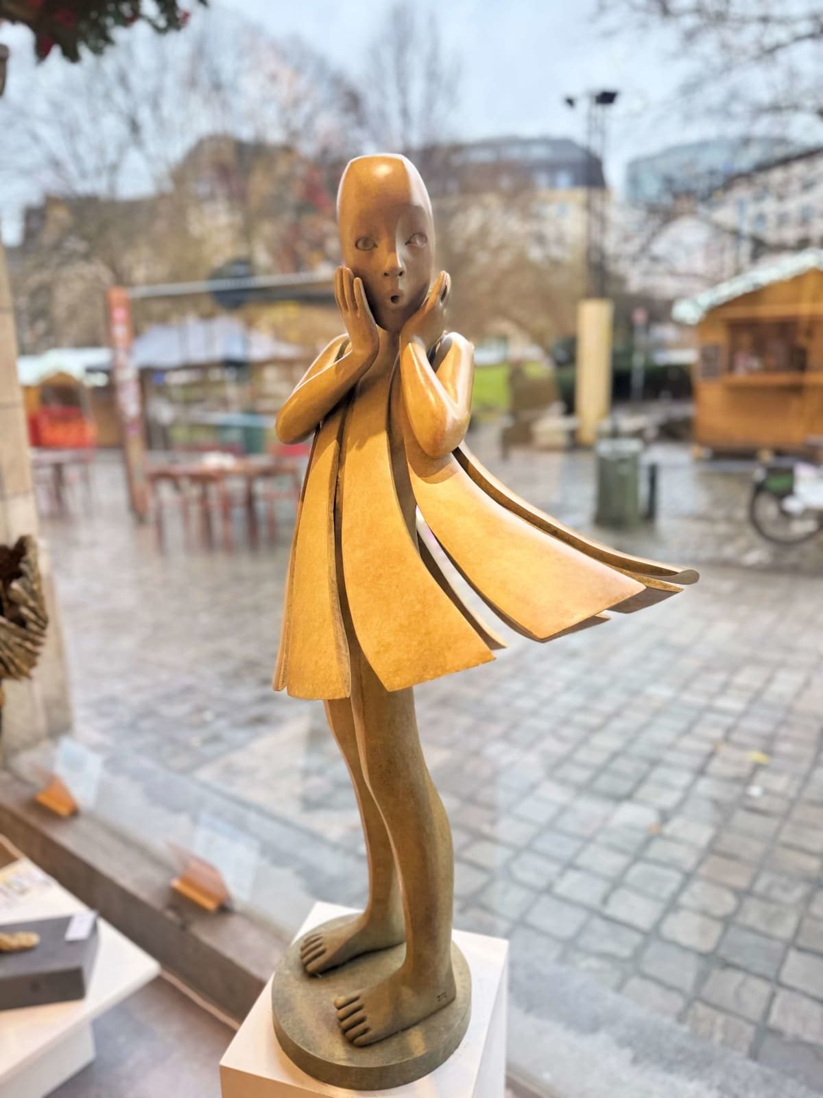 Engel passeert Isabel Miramontes dansend meisje sculptuur monumentale sculptuur tuinsculptuur hedendaagse bronzen sculptuur een mooi meisje verrast door haar jurk die door de wind wordt opgeblazen Art Yi-galerij Kunstgalerij Brussel