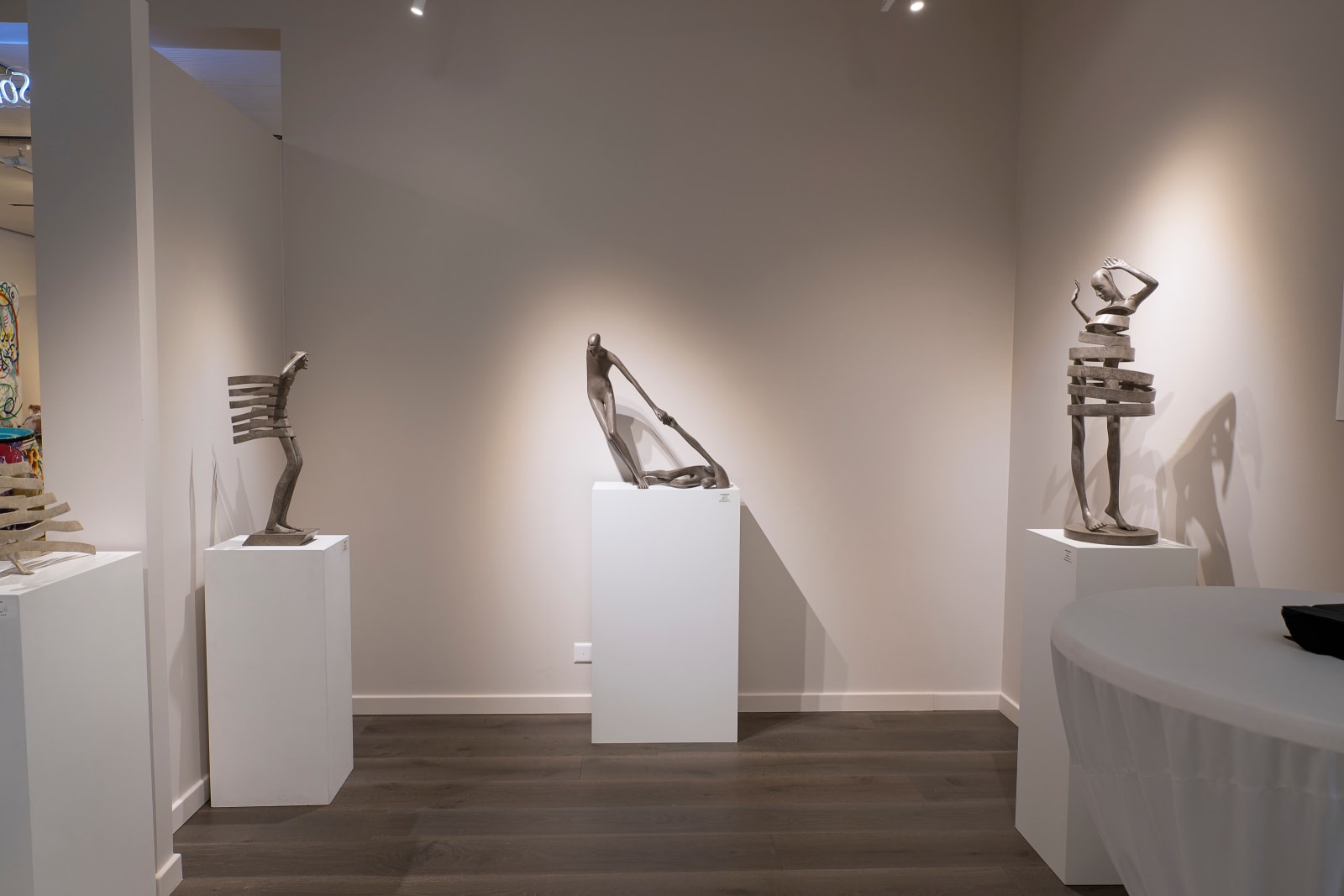 mira dansend meisje isabel miramontes wit eigentijds bronzen beeld tuinbeeldhouwwerk interieur design art yi art gallery brussel