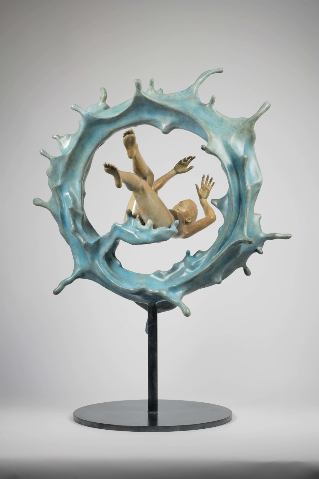 Floating of thought Liang Binbin hedendaagse sculptuur bronzen sculptuur een zwemmende vrouw sculptuur door een watercirkel een blauwe golf sculptuur blauwe zee sculptuur watersculptuur Art Yi galerie Brusselse kunstgalerie