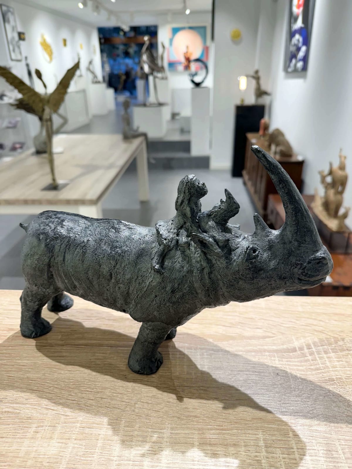Rhinocéros jouant avec petite fille mignon animal et enfant sculpture contemporaine en bronze sophie verger