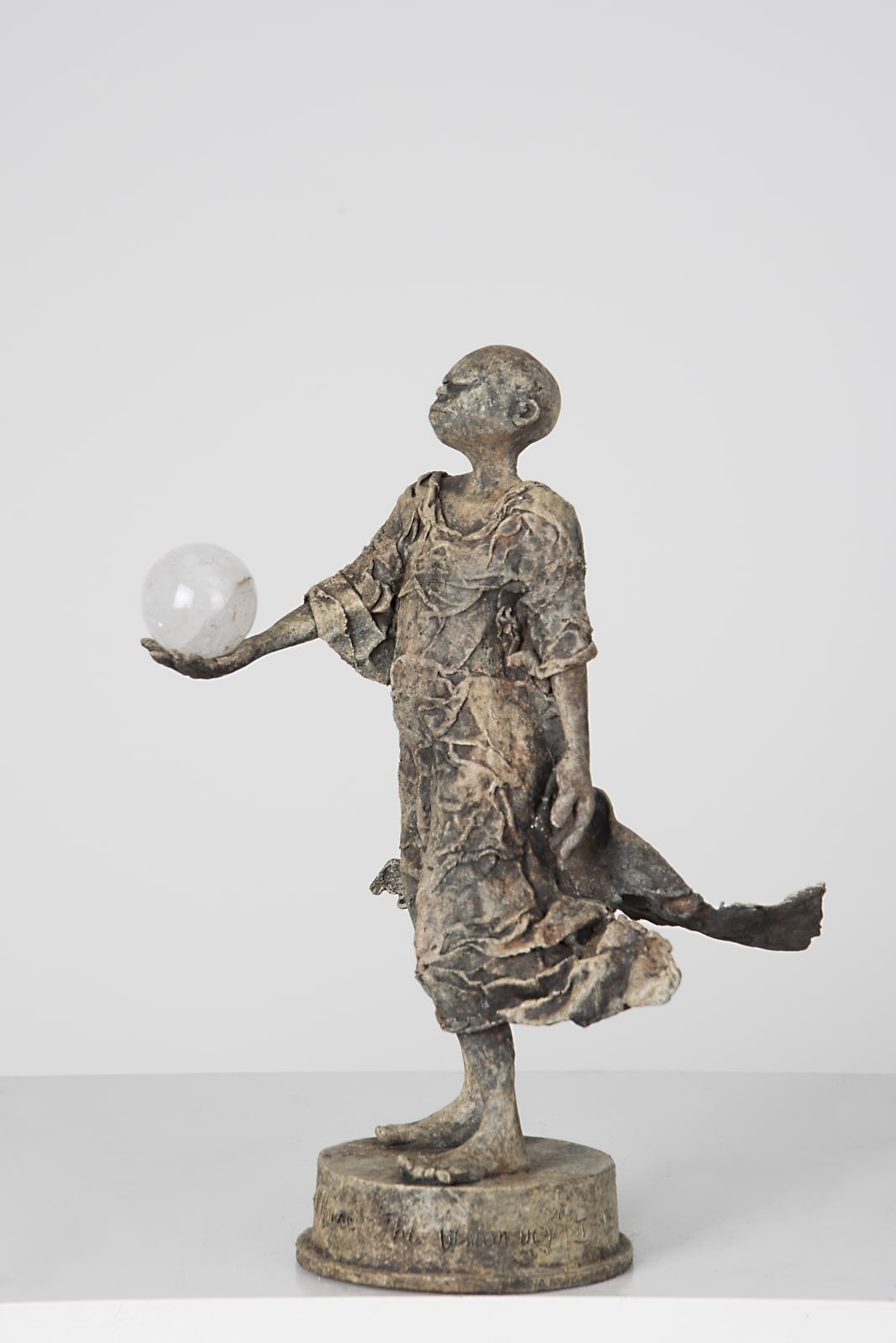 Visionaire lieven d'haese hedendaagse bronzen sculptuur een jongen die een kristallen bol vasthoudt sculptuur van verbeelding Art Yi kind sculptuur kinderdroom kunstgalerie in brussel