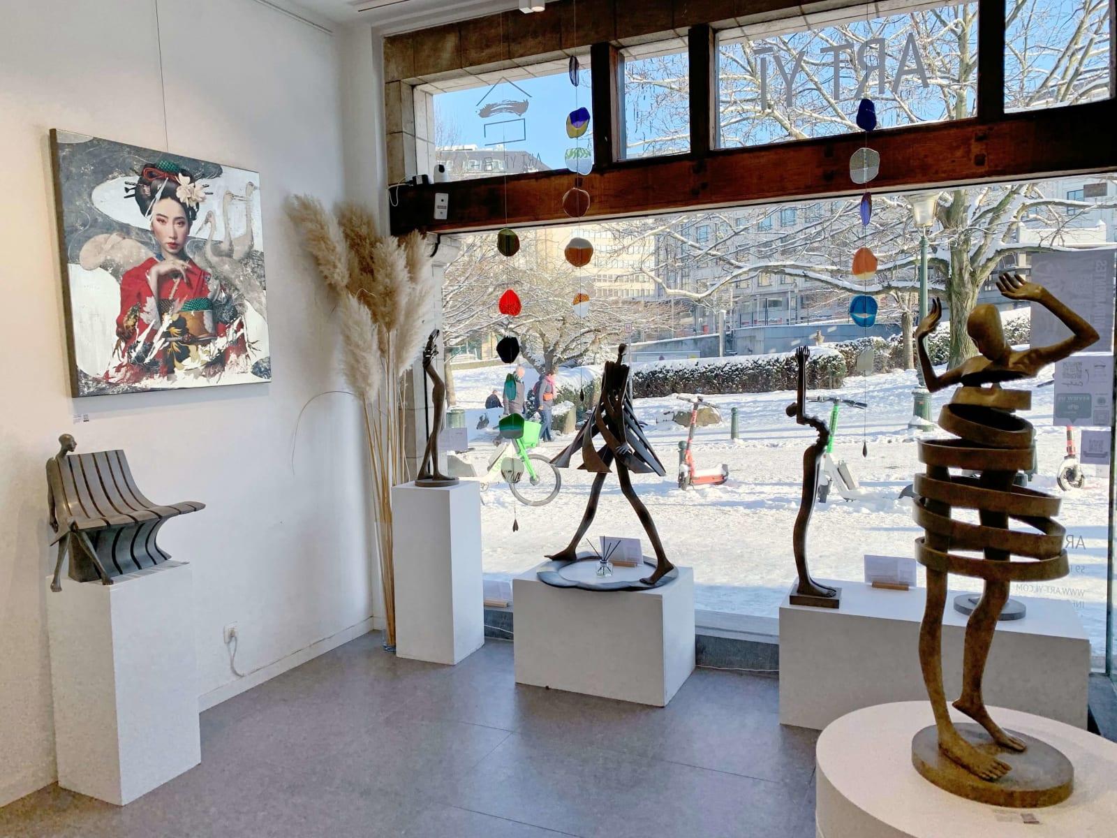 awaiting for bench sculpture chir sculpture contemporary sculpture Isabel Miramontes Art Yi gallery Brussels art gallery