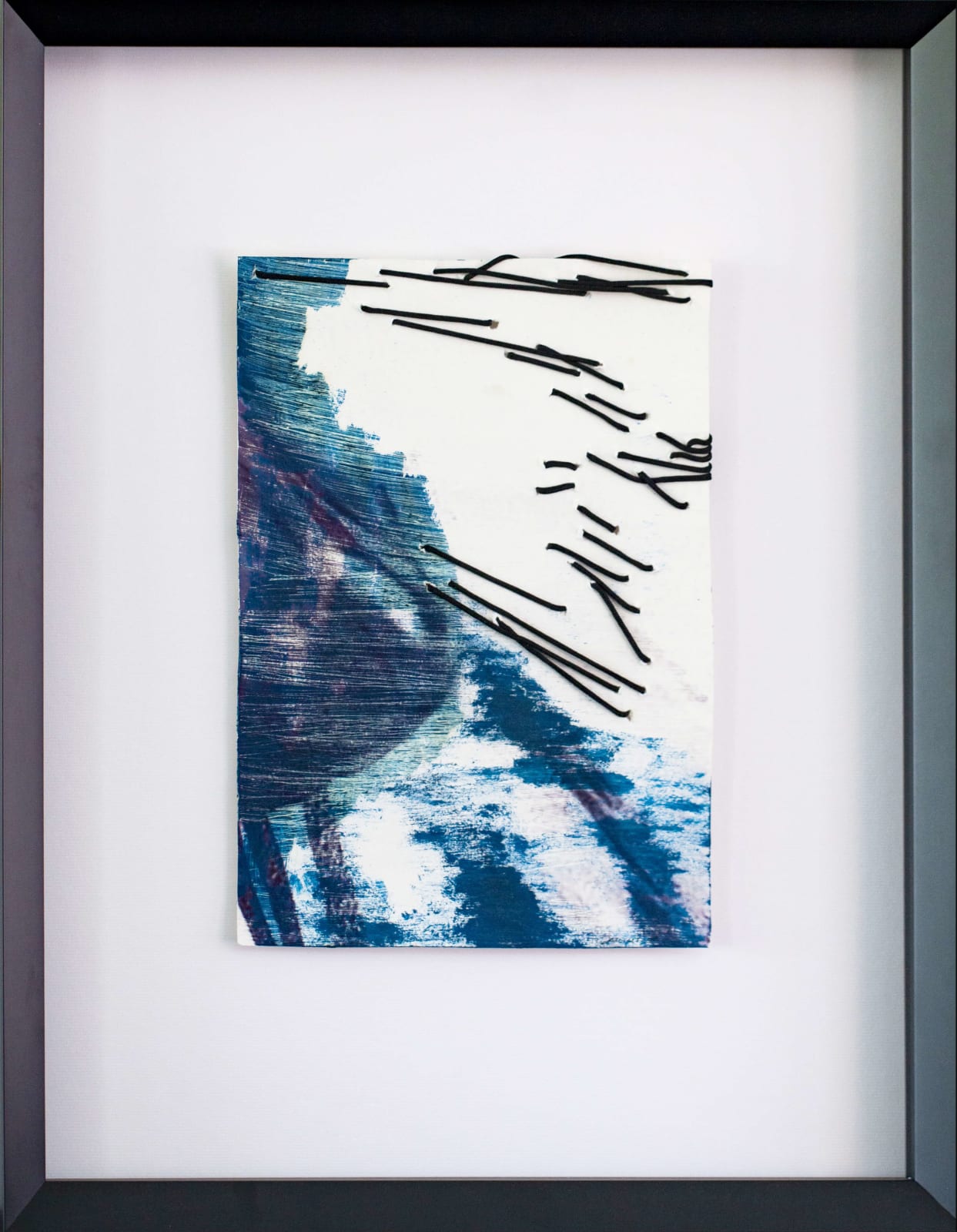 langs het water hedendaagse kunst mixed media abstract schilderij blauwe zee en vis abstracte kunst maison Fabienne Decornet Art Yi-galerij Kunstgalerij Brussel
