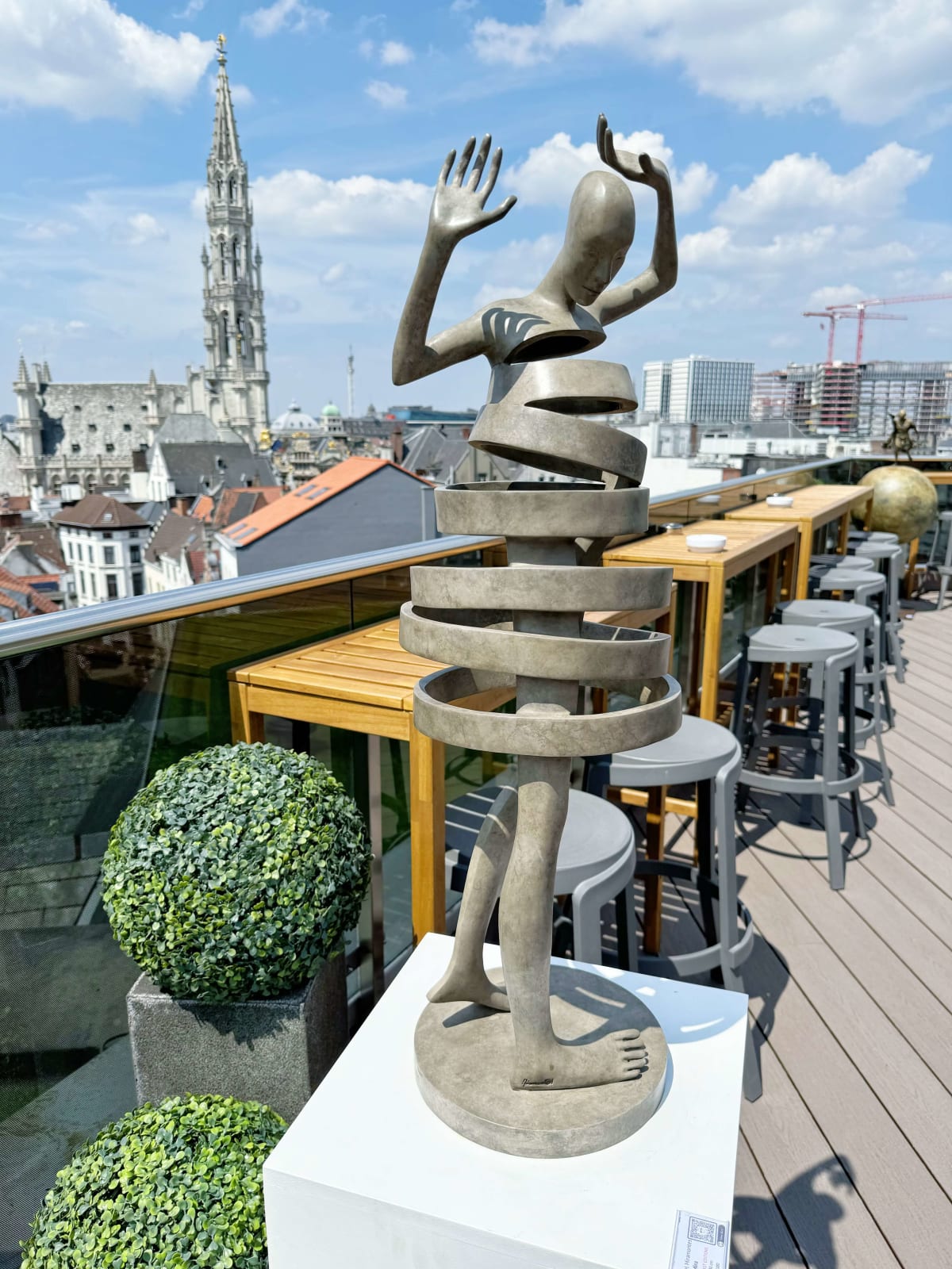 mira fille dansante sculpture isabel miramontes blanc sculpture contemporaine en bronze sculpture de jardin design d'intérieur conception de jardin sculpture monumentale sculpture dansante sculpture de femme art contemporain Galerie Art Yi Galerie d'art de Bruxelles