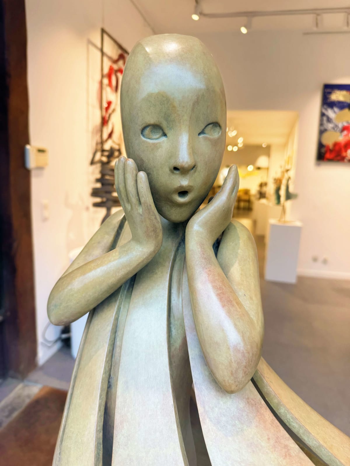 Angelo passa Isabel miramontes ragazza danzante scultura scultura monumentale scultura da giardino scultura contemporanea in bronzo una bella ragazza sorpresa del suo vestito che salta in aria per il vento Galleria Art Yi Galleria d'arte di Bruxelles