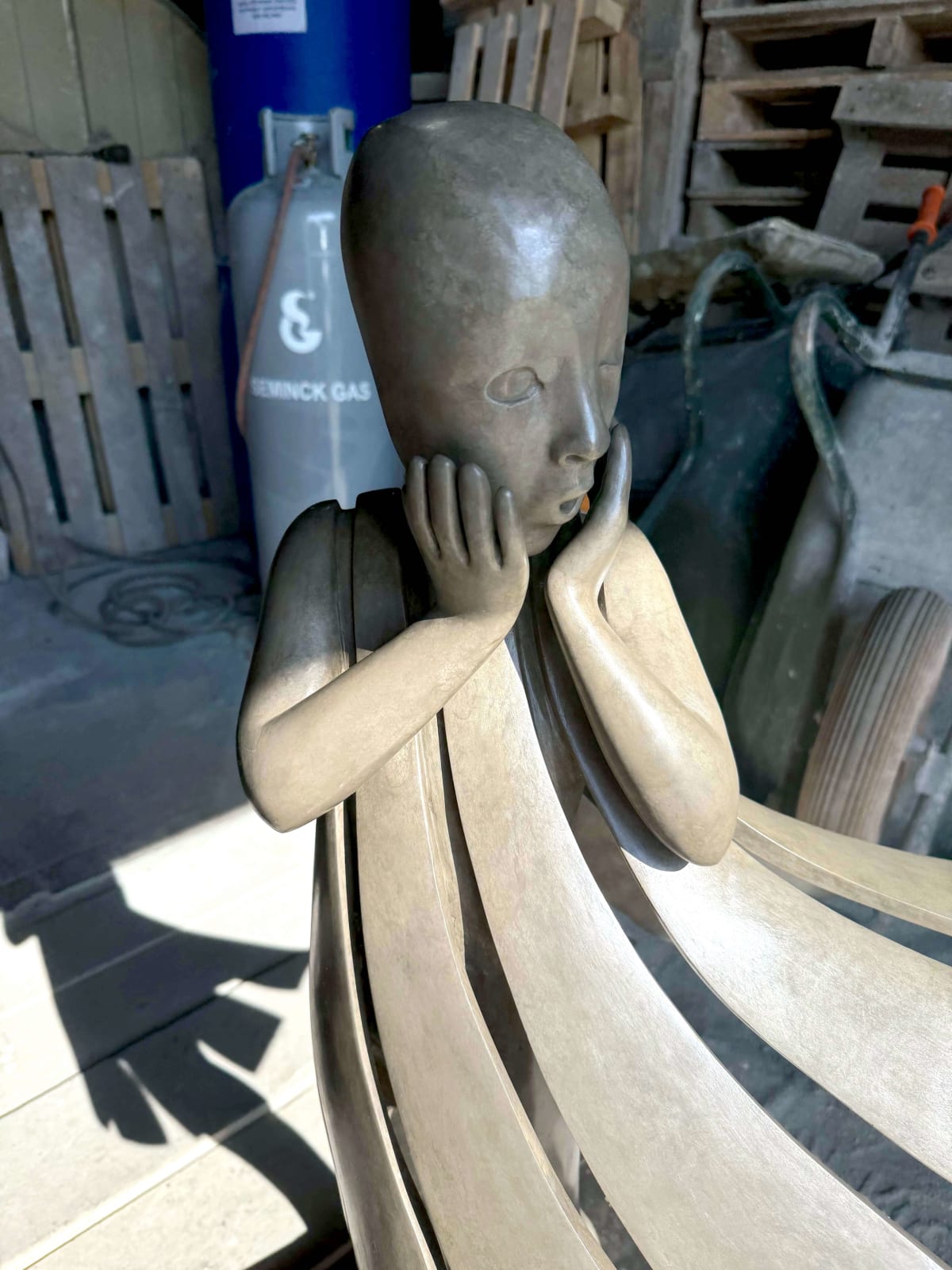 Engel geht vorbei Isabel Miramontes Skulptur eines tanzenden Mädchens monumentale Skulptur Gartenskulptur zeitgenössische Bronzeskulptur ein schönes Mädchen überrascht, dass ihr Kleid vom Wind weggeweht wird Art Yi Galerie Brüsseler Kunstgalerie