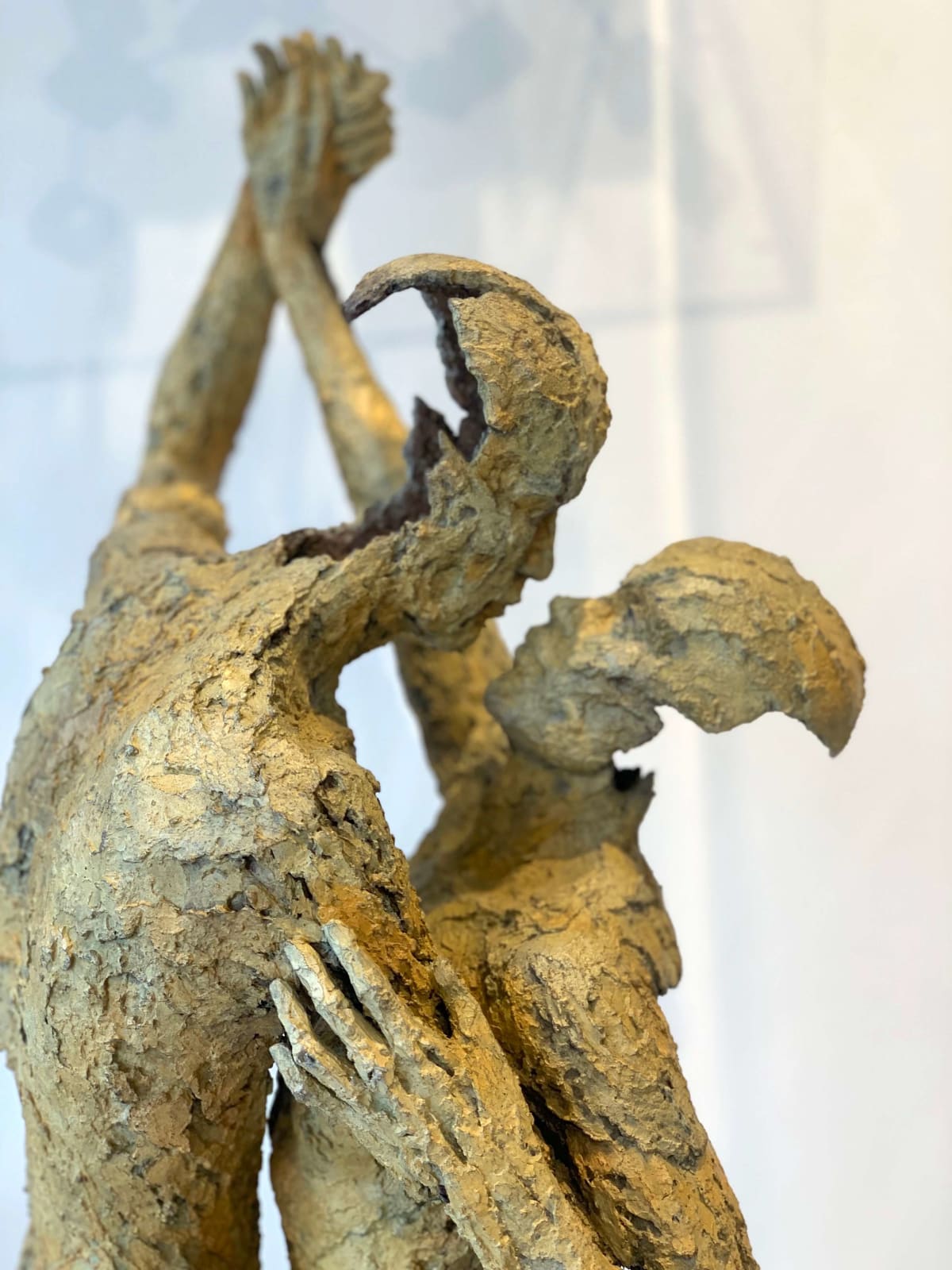 una coppia innamorata balla il tango scultura jacques van den abeele galleria d'arte a bruxelles