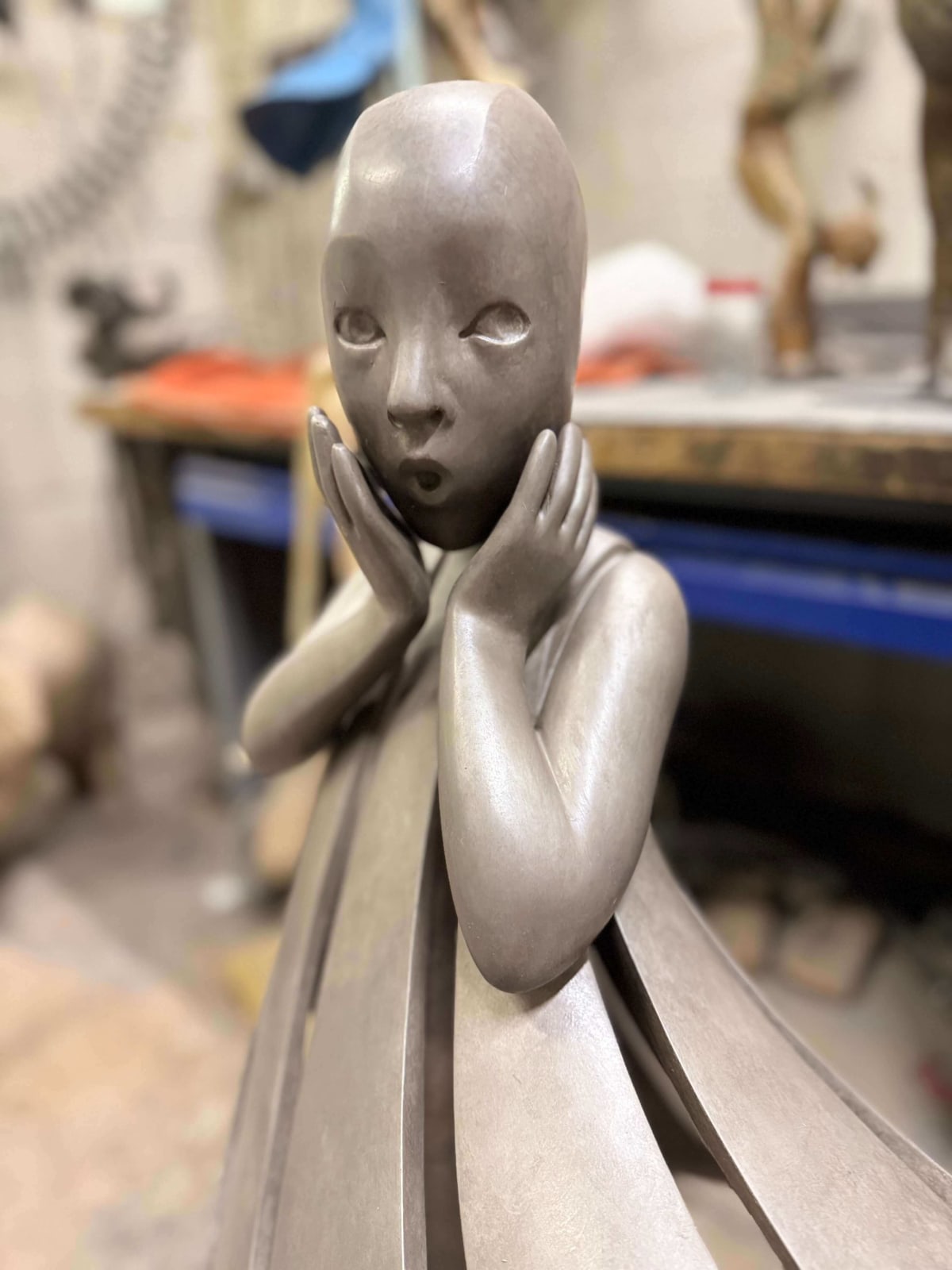Engel geht vorbei Isabel Miramontes Skulptur eines tanzenden Mädchens monumentale Skulptur Gartenskulptur zeitgenössische Bronzeskulptur ein schönes Mädchen überrascht, dass ihr Kleid vom Wind verweht wird Art Yi Galerie Brüsseler Kunstgalerie