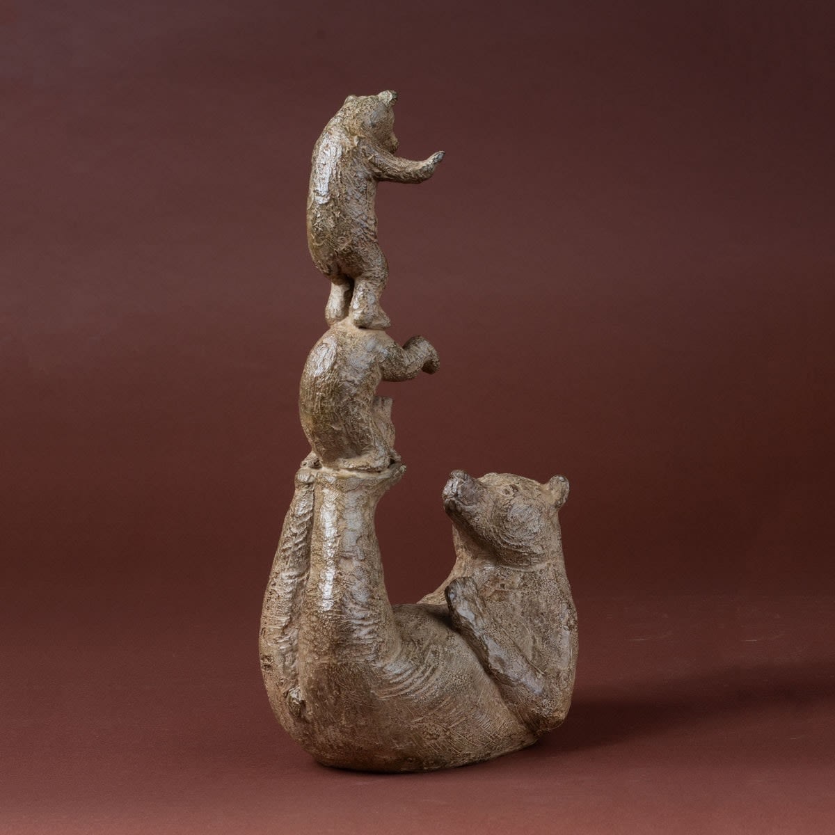Ours et ses deux petits Sophie Verger jolie sculpture d'ours sculpture animalière sculpture en bronze petit ours brun sautent l'un sur l'autre et jouent ensemble Galerie Art Yi Galerie d'art de Bruxelles