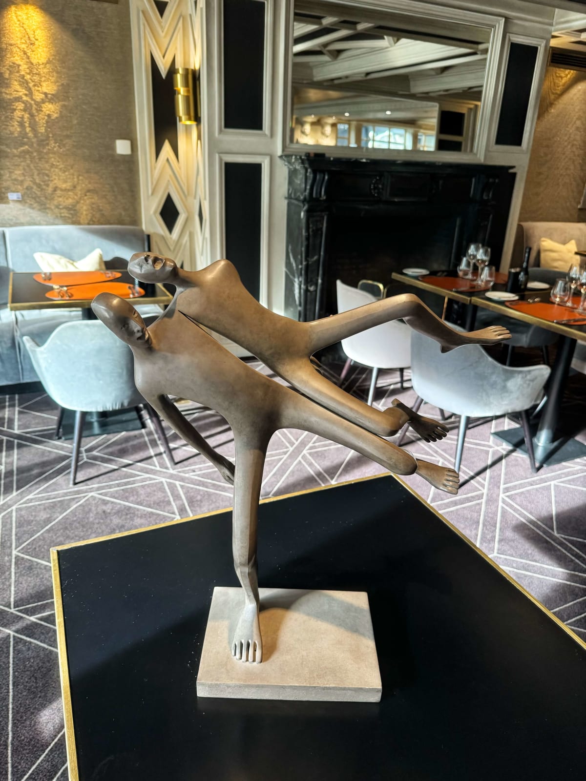 Modus Vivendi cheer sculptuur Isabel Miramontes tuinsculptuur tuinontwerp tuindecoratie kunst hedendaagse beeldhouwkunst bronzen sculptuur interieurontwerp in hotel Barsey door Warwick Art Yi-galerij Kunstgalerij in Brussel