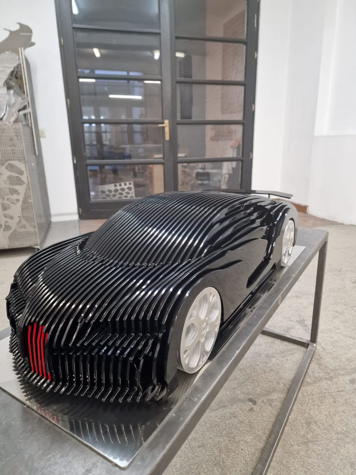 Sculpture de voiture de course de luxe noire Chirona Sculpture de voiture contemporaine Jean Paul Kala Galerie Art Yi Galerie d'art de Bruxelles