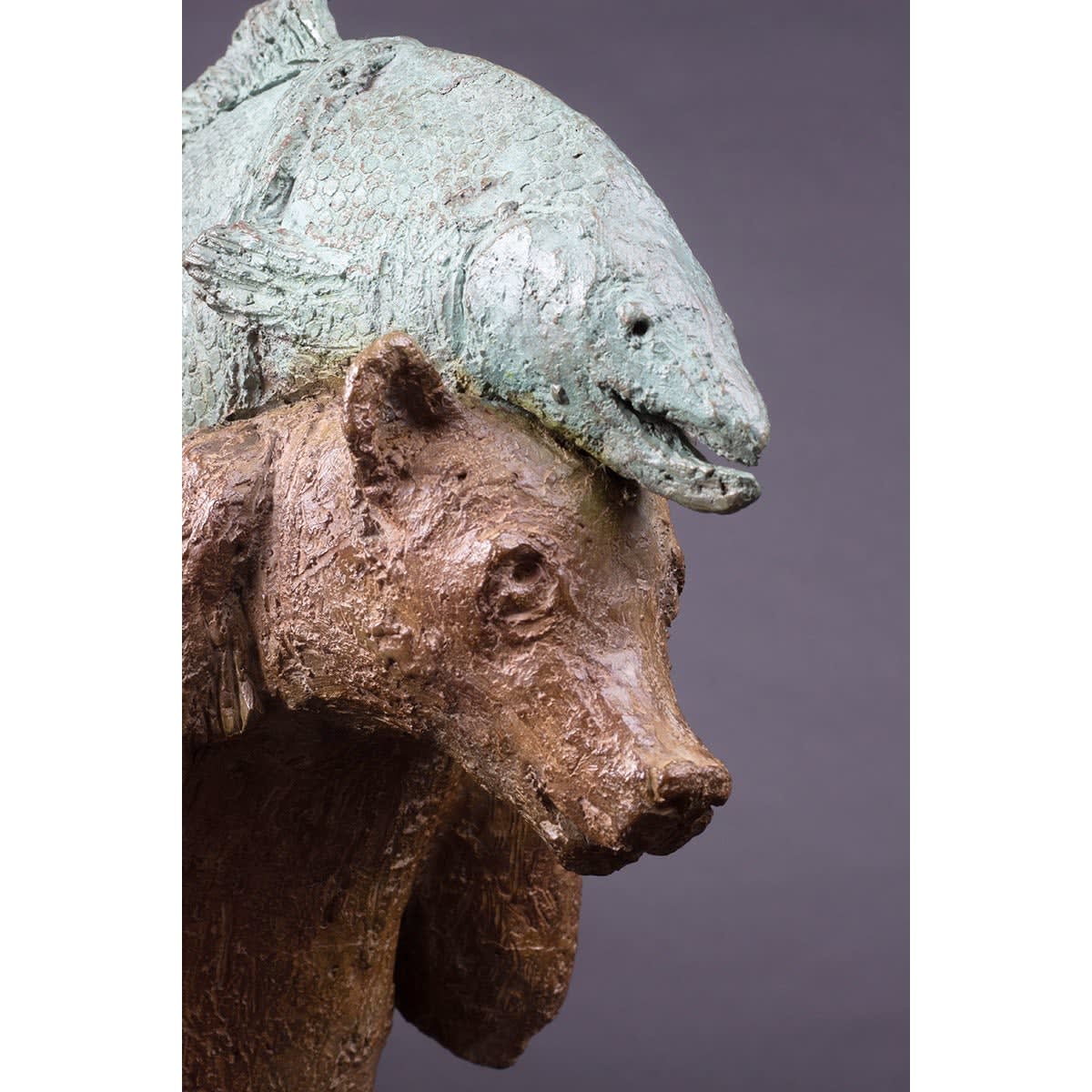 Un ours nommé Sisyphe mignon et adorable sculpture d'ours en bronze contemporain animal portant un poisson sophie verger