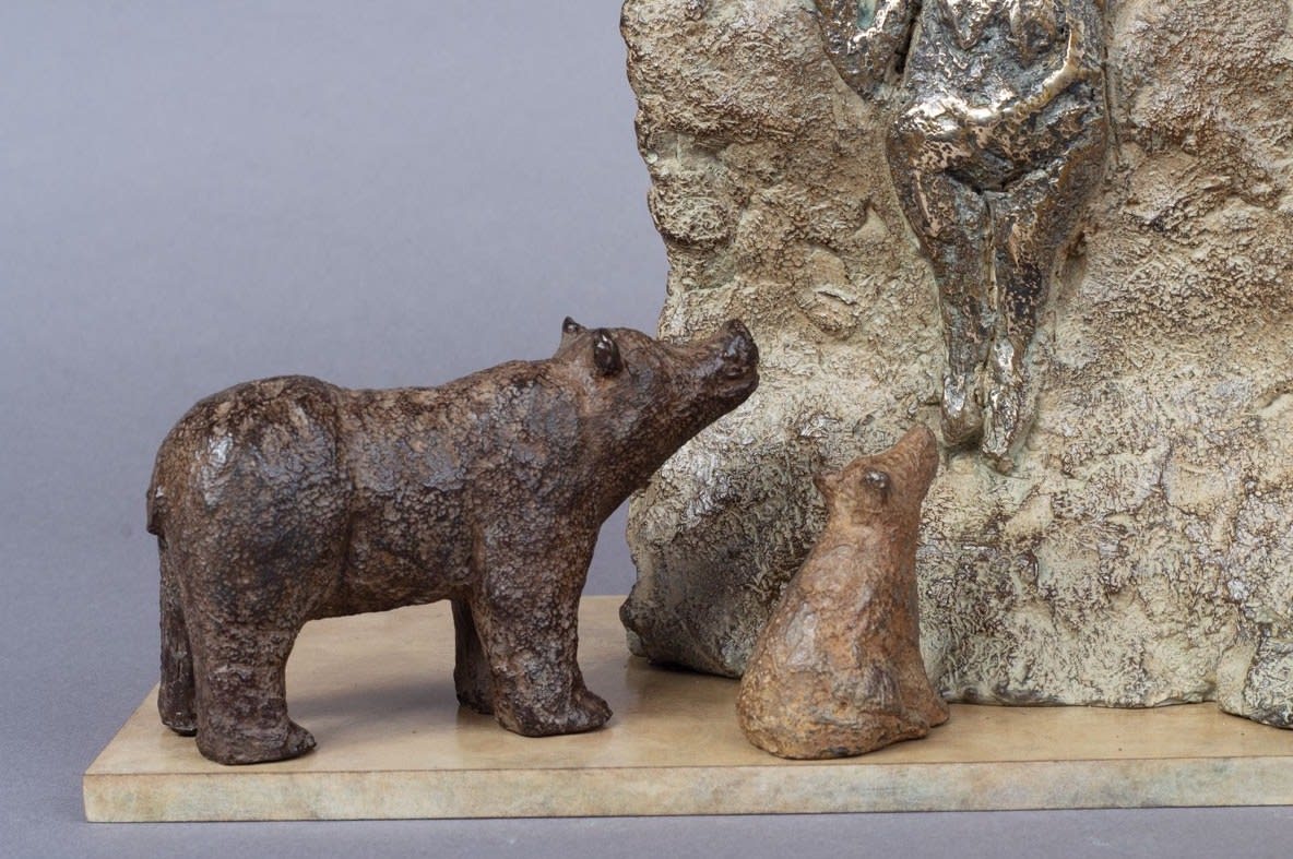 Sculpture ours préhistorique Sophie Verger sculpture animalière collection ours sculpture contemporaine deux petits ours visitent un rocher avec peinture d'une femme préhistorique collection d'art Galerie Art Yi Galerie d'art de Bruxelles