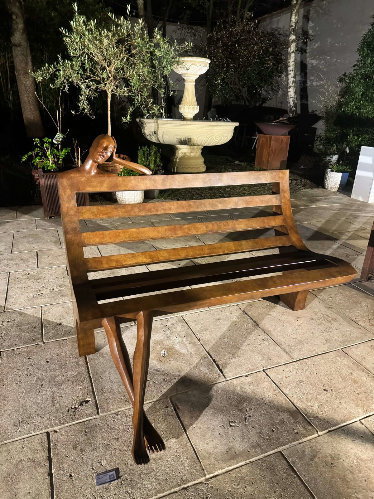 Daydream-Bankskulptur Isabel Miramontes monumentale Bronzeskulptur für Gartenskulptur Gartengestaltung Gartenkunst Außengestaltung im Hotel Barsey von Warwick in Brüssel Art Yi-Galerie Brüsseler Kunstgalerie