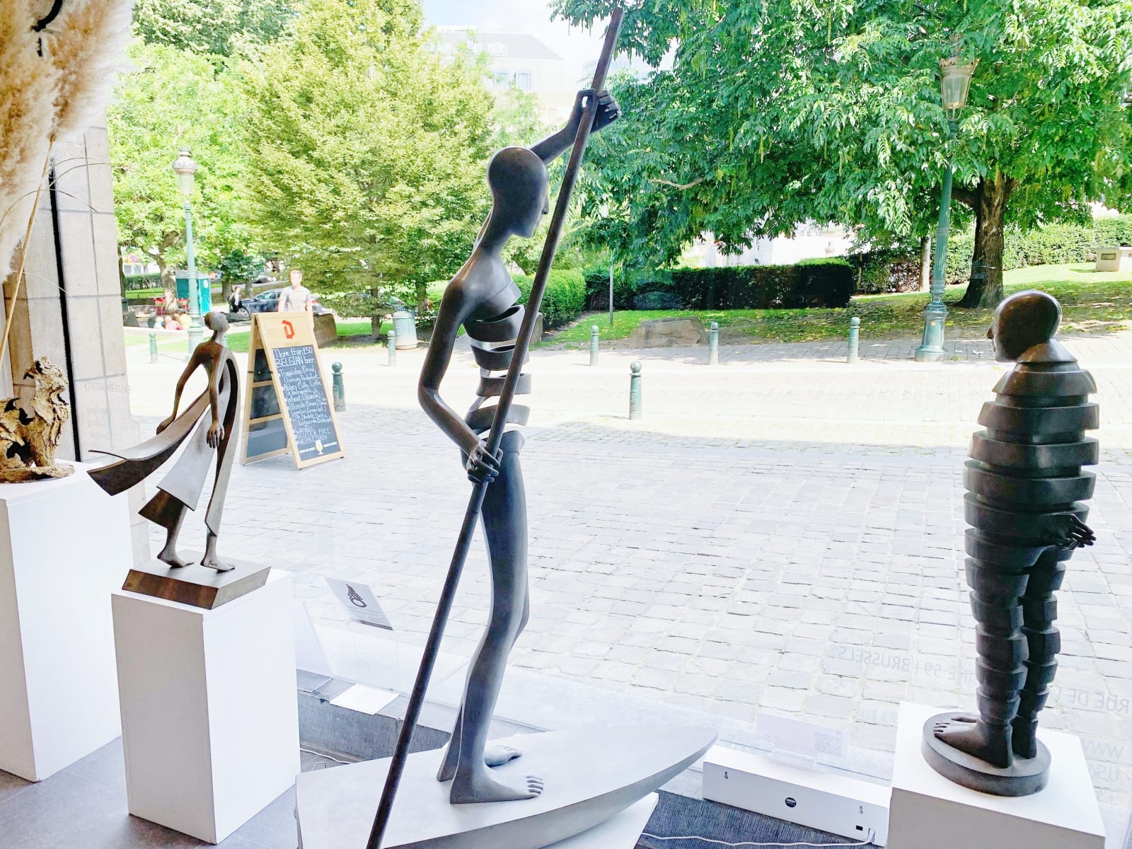 inboorling mooi meisje op een boot hedendaags brons tuinbeeld monumentaal beeldhouwwerk isabel miramontes tuindecoratie ontwerp zwembad stoel kunst yi galerij brussel
