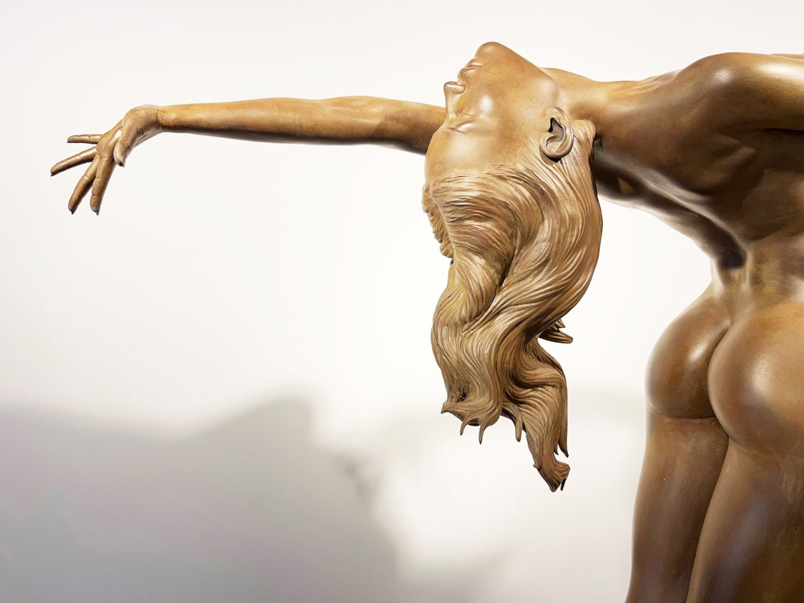 T voor vertrouwen Marc de Corte dansende vrouw sculptuur meisje sculptuur koppel dans sculptuur naakt menselijke sculptuur tuinsculptuur bronzen sculptuur hedendaagse sculptuur Art Yi-galerij Kunstgalerij Brussel