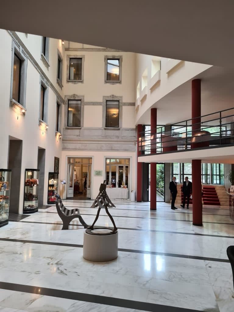 Primavera tanzende Mädchenskulptur Isabel Miramontes Gartenskulptur Gartengestaltung Gartendekoration Kunst zeitgenössische Skulptur Bronzeskulptur Innenarchitektur im Hotel Barsey von Warwick Art Yi Galerie Brüsseler Kunstgalerie