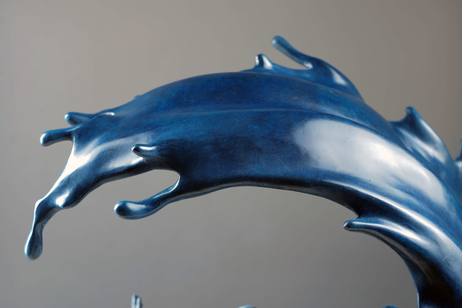 Mighty waves contemporary bronze sculpture Liang Binbin Chinese artist blue sea water sculpture a beautiful girl swimming or surfing in a big wave sculpture art at Art Yi gallery in Brussels