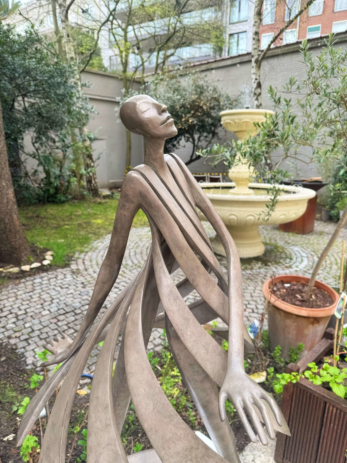 Primavera tanzende Mädchenskulptur Isabel Miramontes Gartenskulptur Gartengestaltung Gartendekoration Kunst zeitgenössische Skulptur Bronzeskulptur Innenarchitektur im Hotel Barsey von Warwick Art Yi Galerie Brüsseler Kunstgalerie