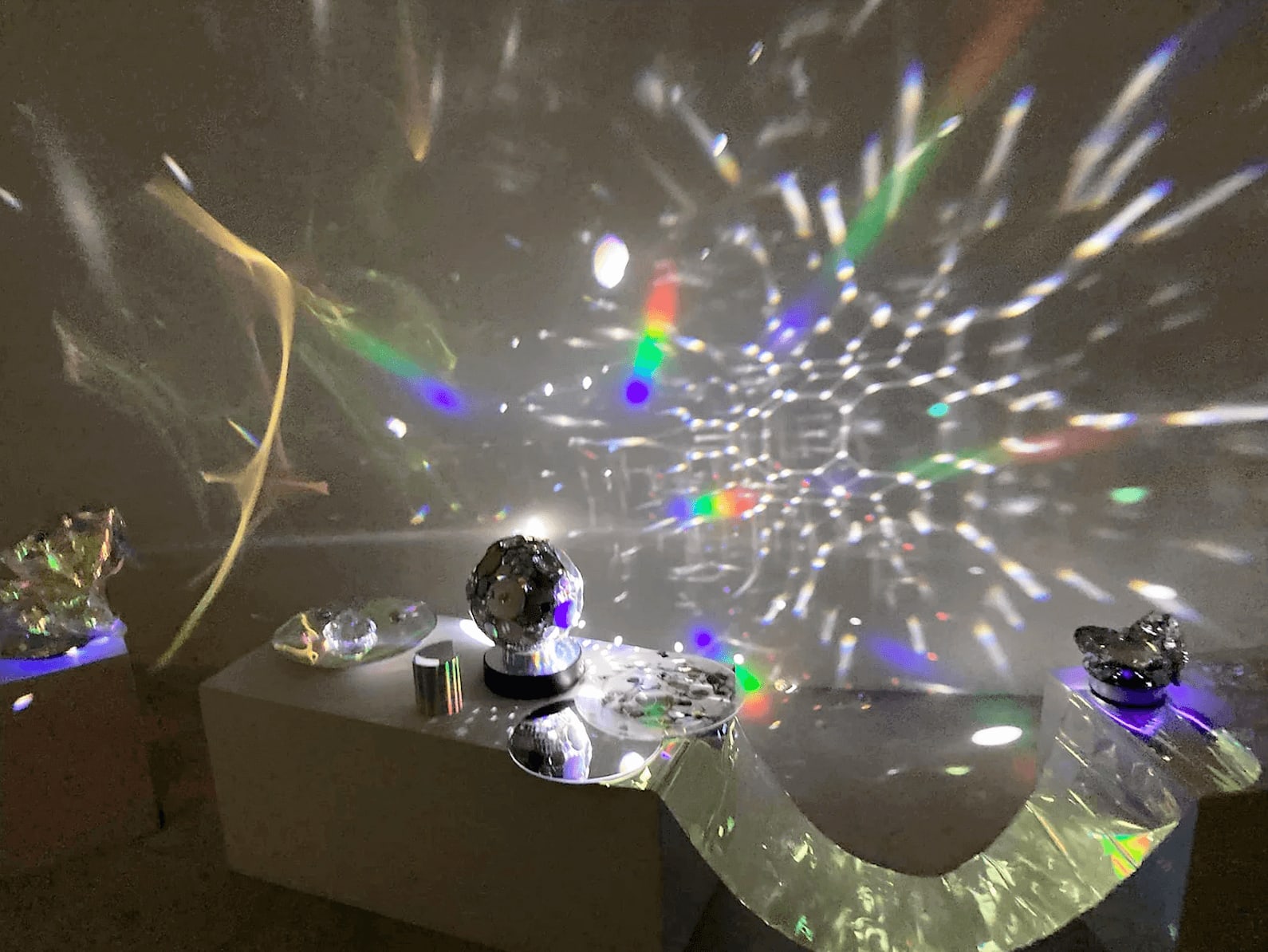 Selfvers art light yuiko rayka rotating light art contemporary installation art interior design japanese artist brussels art gallery art yi