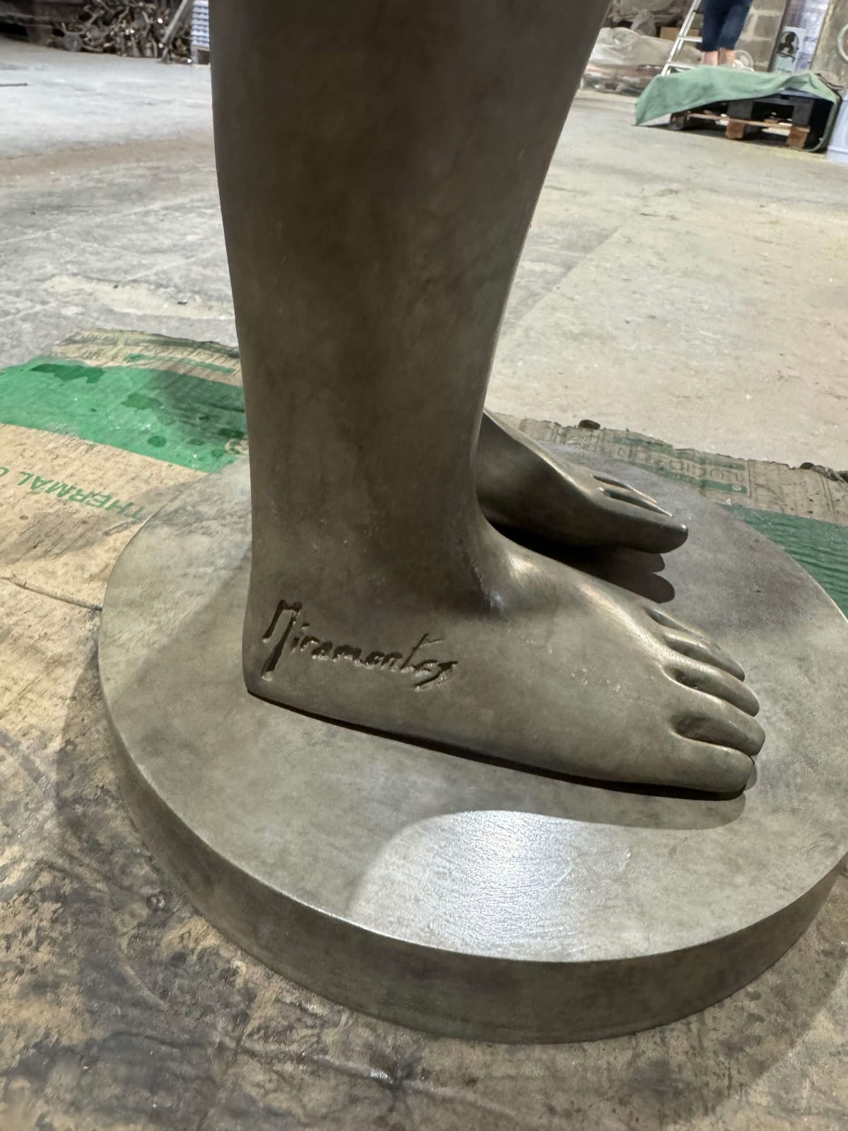 Engel passeert Isabel Miramontes dansend meisje sculptuur monumentale sculptuur tuinsculptuur hedendaagse bronzen sculptuur een mooi meisje verrast door haar jurk die door de wind wordt opgeblazen Art Yi-galerij Kunstgalerij Brussel