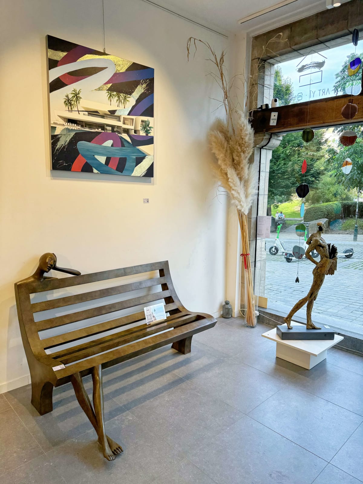 Architecture in Golden Line oil painting Damien Bassez acrylic painting round painting contemporary painting of white modren holiday house in summer art decoration Art Yi gallery Brussels art gallery