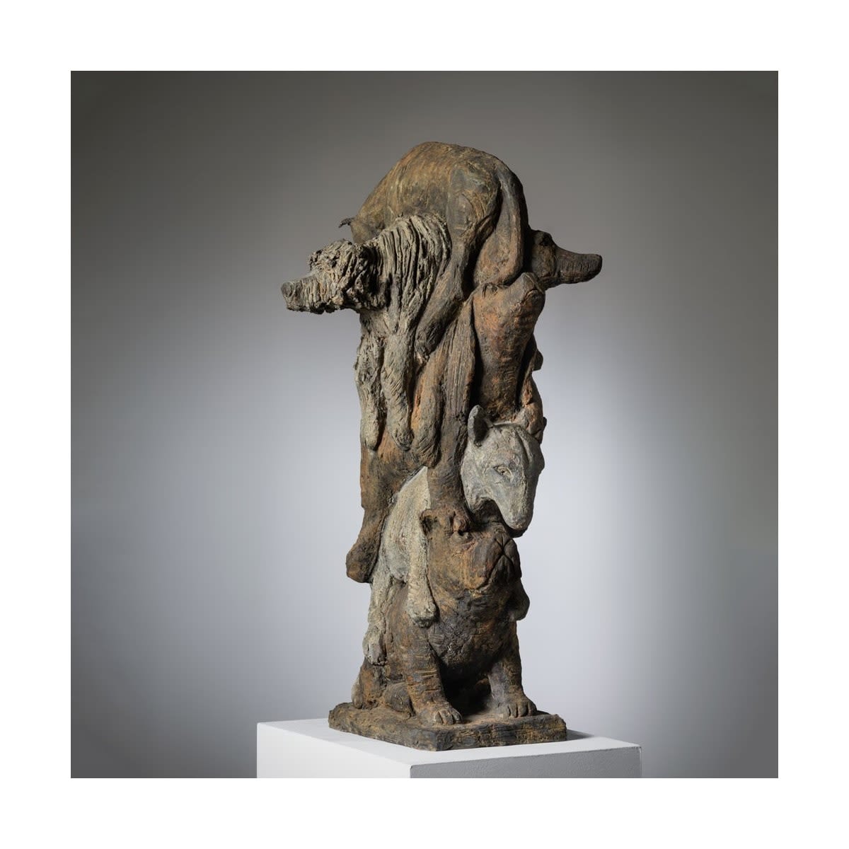 zuil honden sculptuur hondensculptuur Sophie Verger prachtig bronzen sculptuur dierensculptuur hedendaagse sculptuur tuinsculptuur Art Yi-galerij Kunstgalerij Brussel