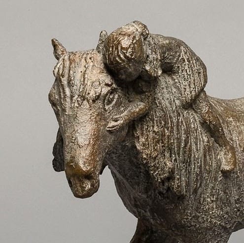 het geheime schattige kind en het schattige dier eigentijdse bronzen paardenbeeld sophie verger
