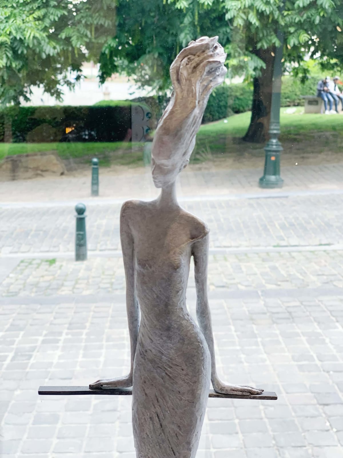 seduction hedwige leroux contemporary sculpture art beautiful and fine dressed women bronze sculpture art yi art gallery brussels