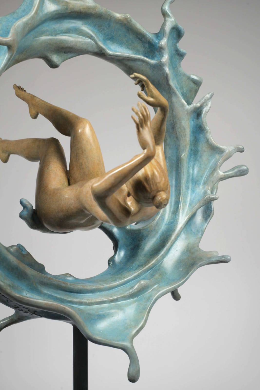 Floating of thought Liang Binbin contemporary sculpture bronze sculpture a swimming woman sculpture through a water circle a blue wave sculpture blue sea sculpture water sculputre Art Yi gallery Brussels art gallery