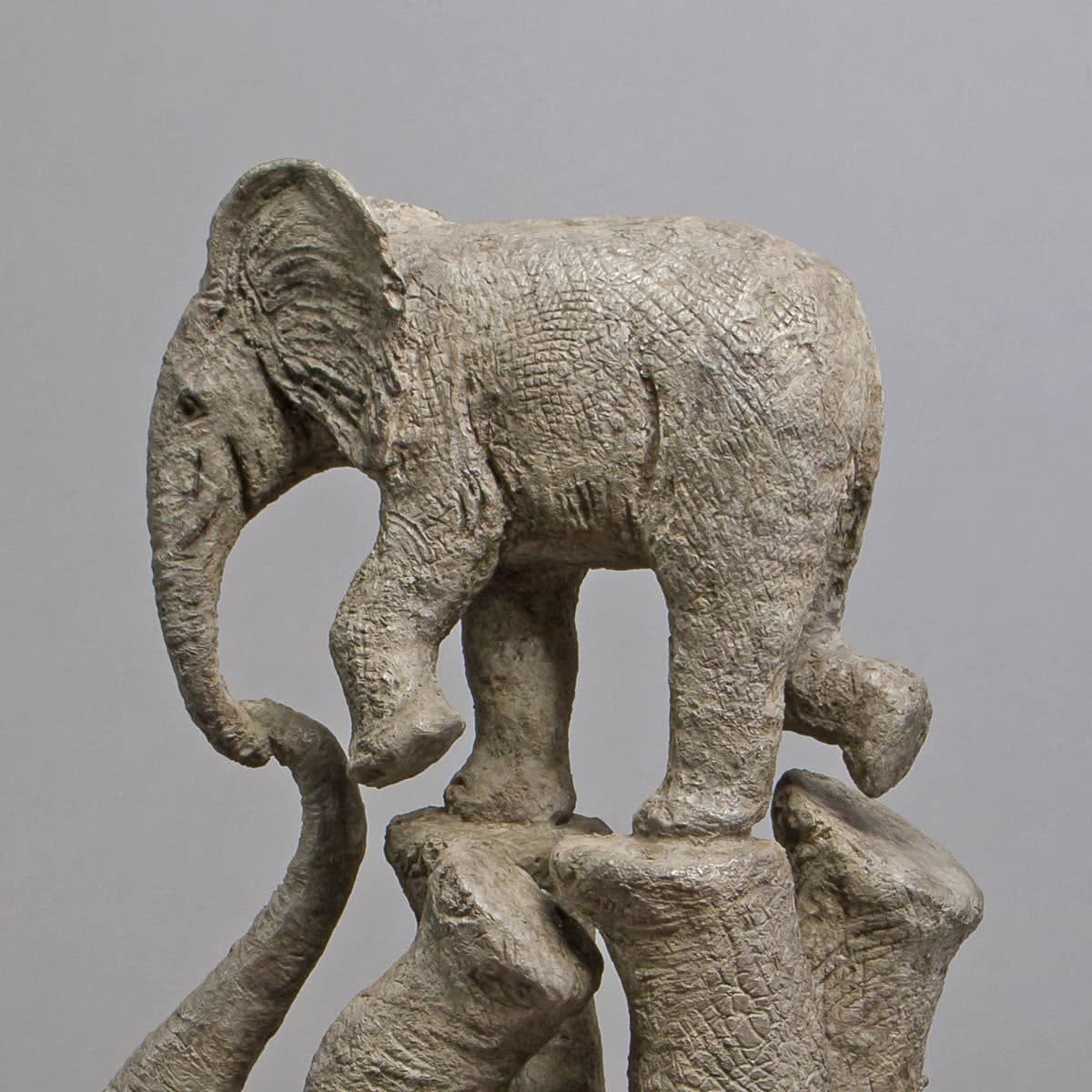 zachte spelletjes olifantensculptuur die circus speelt hedendaagse bronzen sculptuur dierensculptuur kunst sophie verger ART YI galerij Kunstgalerij Brussel