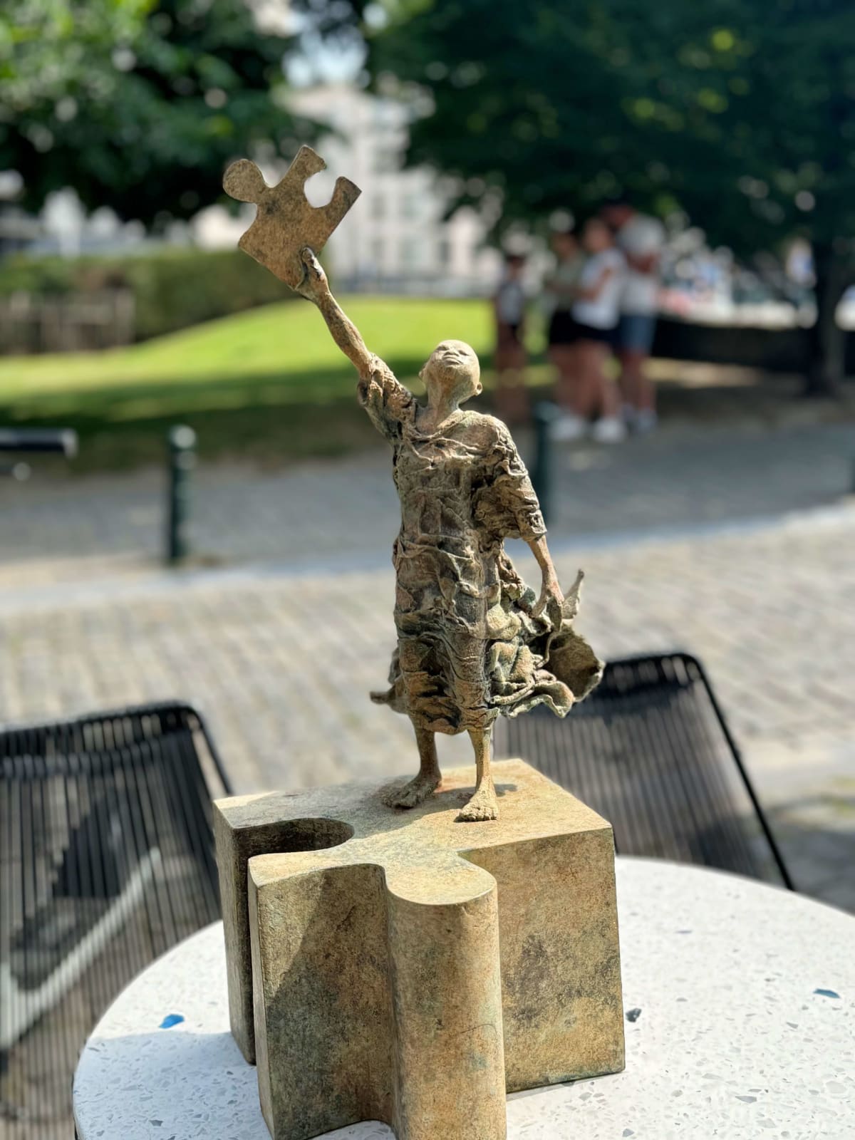 Eureka sculpture Lieven D'Haese child dreaming holding puzzle and find the star in the sky contemporary sculpture bronze sculpture figurative sculpture Art Yi gallery Brussels