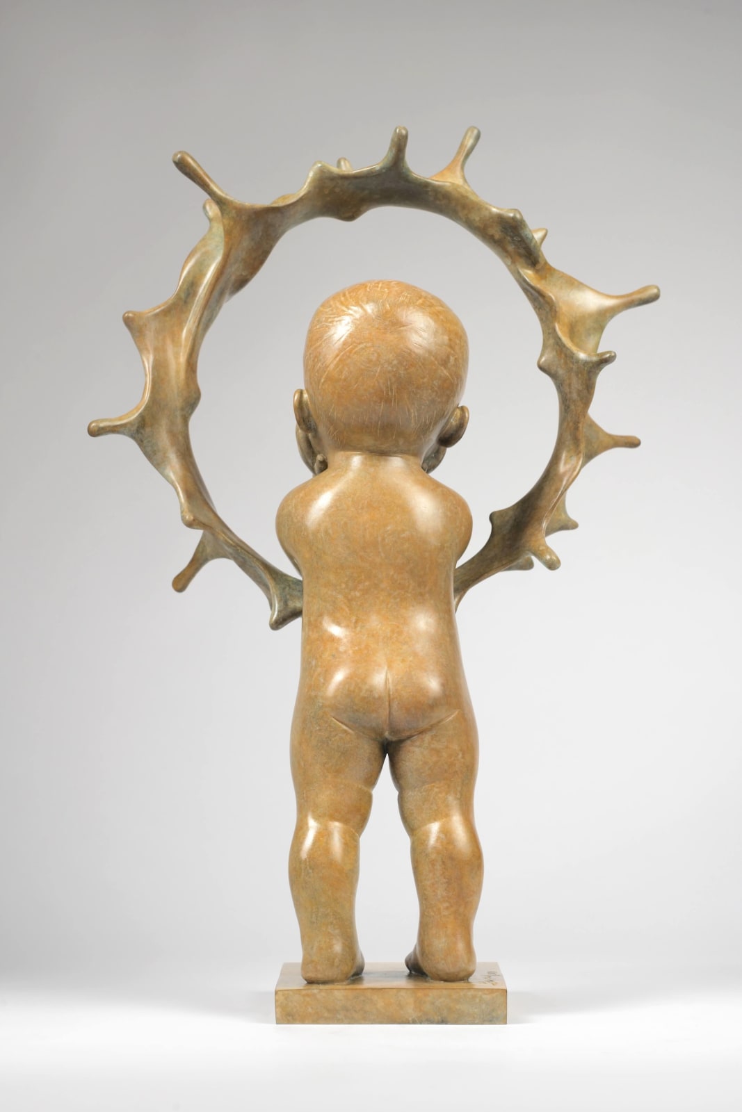 Little Sun Liang Binbin hedendaagse sculptuur bronzen sculptuur baby sculptuur kindersculptuur een schattige en schattige baby die rechtop staat voor een watercirkel of een zonnecirkel waarvan zijn glimlach de rest doet stralen Art Yi galerie Brusselse kunstgalerie