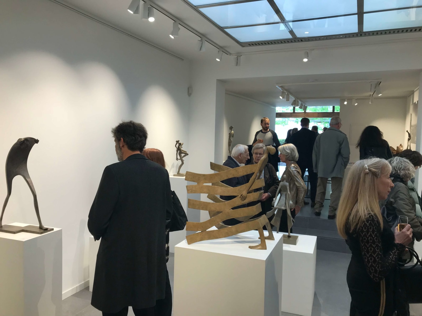 Seaside wind sculpture Isabel Miramontes contemporary sculpture bronze sculpture sea sculpture interior design Art Yi gallery brussels art gallery
