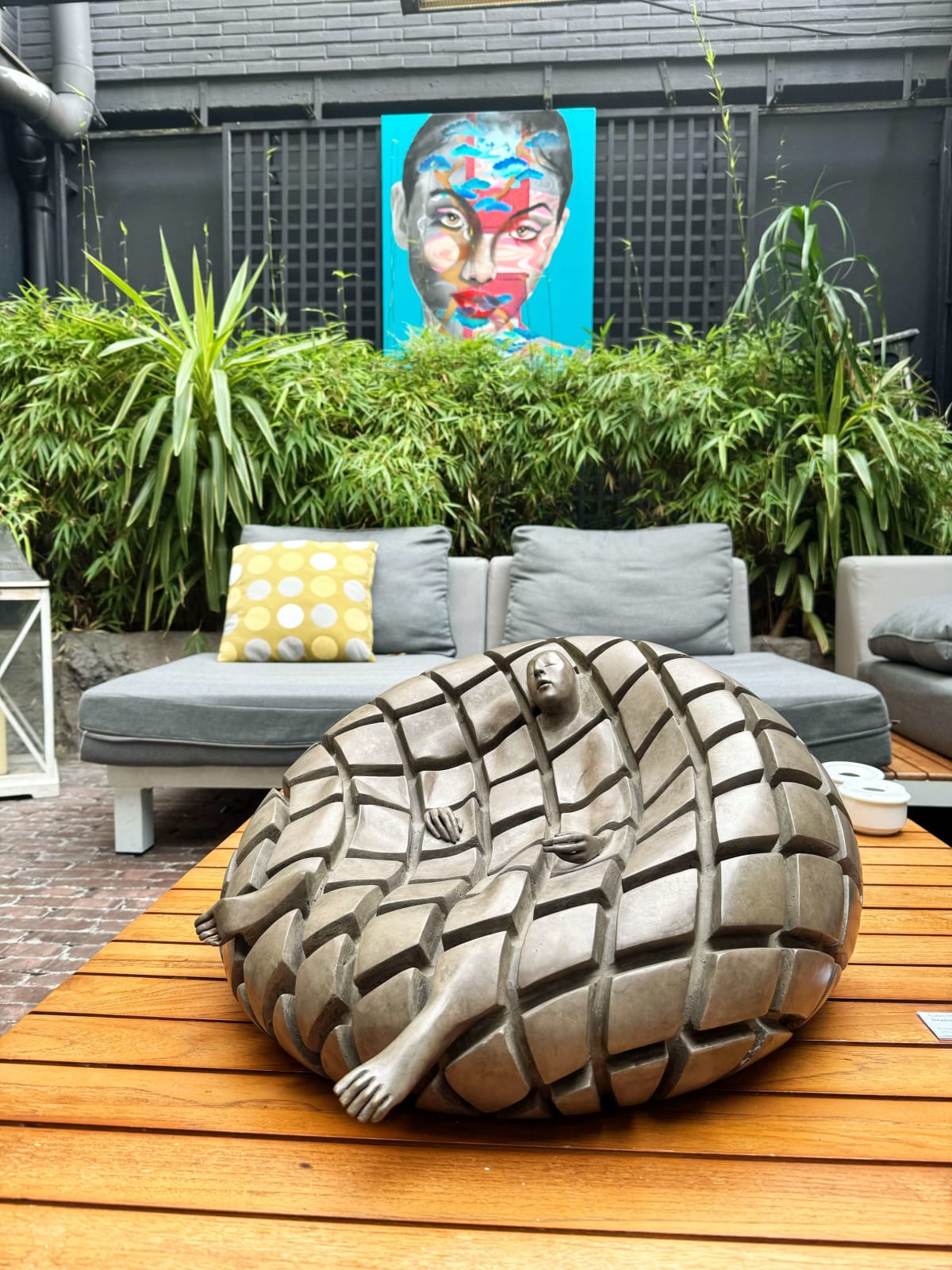 Songe natation sculpture Isabel Miramontes sculpture de jardin design de jardin décoration de jardin art sculpture contemporaine sculpture en bronze design d'intérieur à l'hôtel Barsey par Warwick Art Yi galerie galerie d'art de Bruxelles