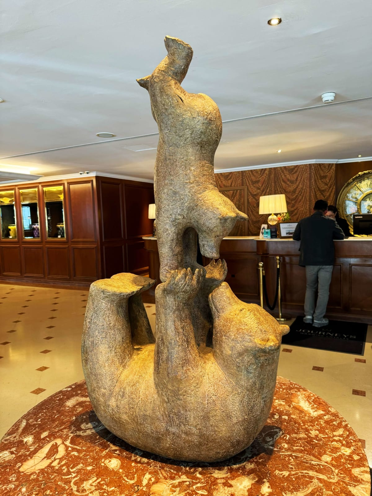 gros ours et son ourson sculpture monumentale d'ours collection d'ours sculpture de jardin sculpture animale contemporaine en bronze sophie verger art yi galerie d'art bruxelles