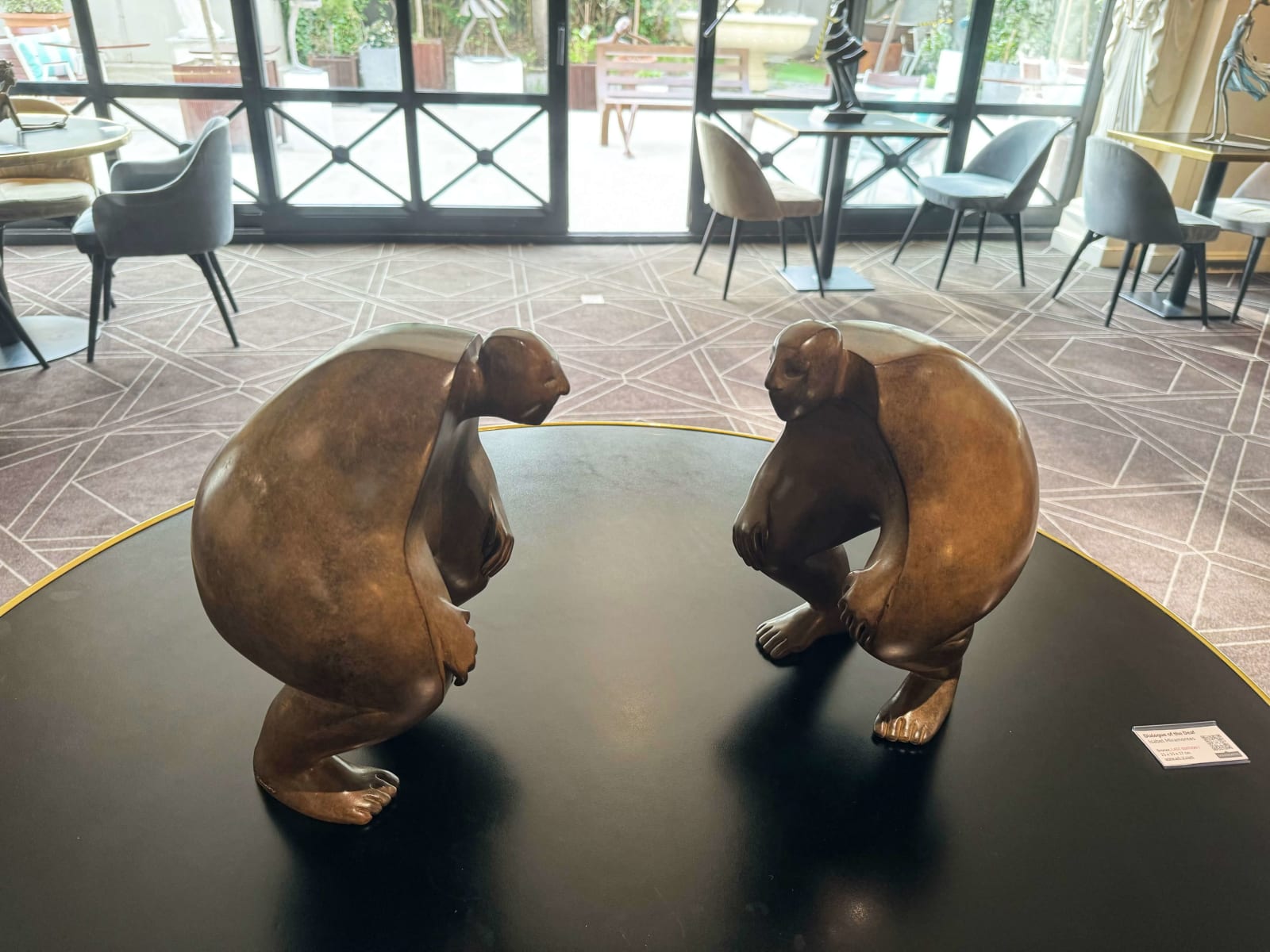 Dialogue des sourds sculpture sumo Isabel Miramontes sculpture contemporaine sculpture en bronze design d'intérieur à l'hôtel Barsey par Warwick Art Yi gallery Galerie d'art de Bruxelles