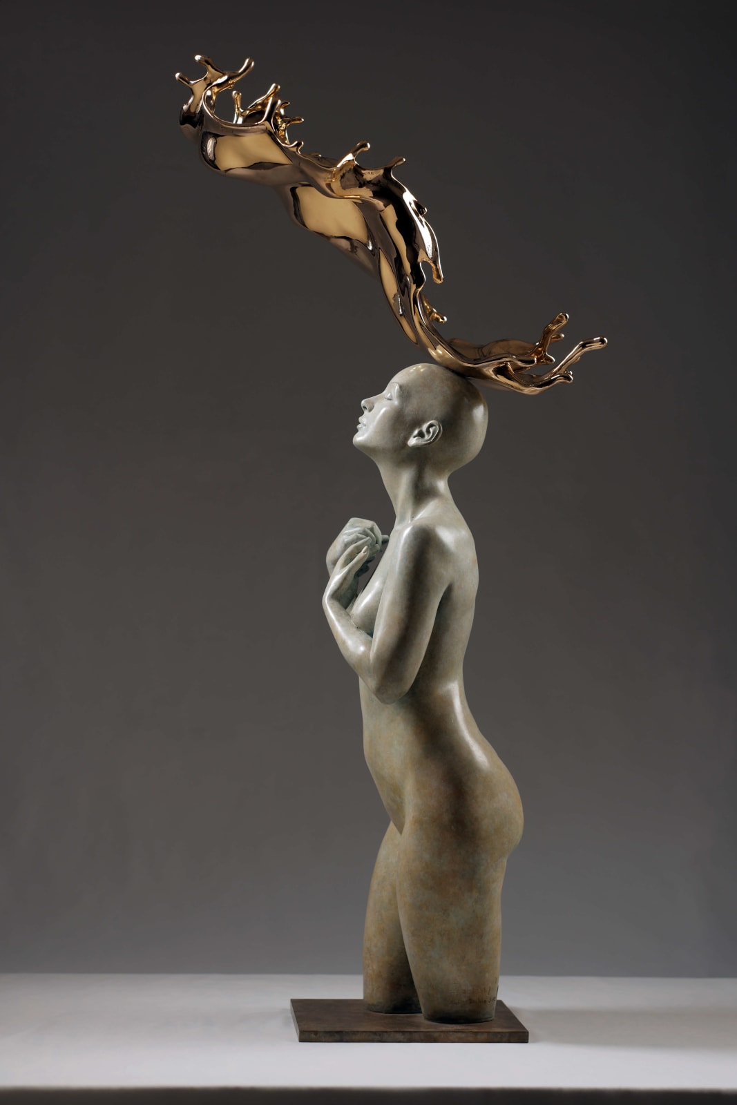 meditatie eigentijds bronzen beeld van Liang binbin witte naakte vrouw met gouden waterkunst