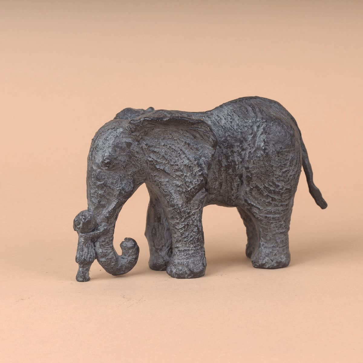 Petite Louise et son éléphant version 2 sculpture éléphant de Sophie Verger sculpture enfant sculpture fille une jolie fille touchant le nez de son ami éléphant sculpture contemporaine en bronze à la galerie Art Yi à Bruxelles galerie d'art