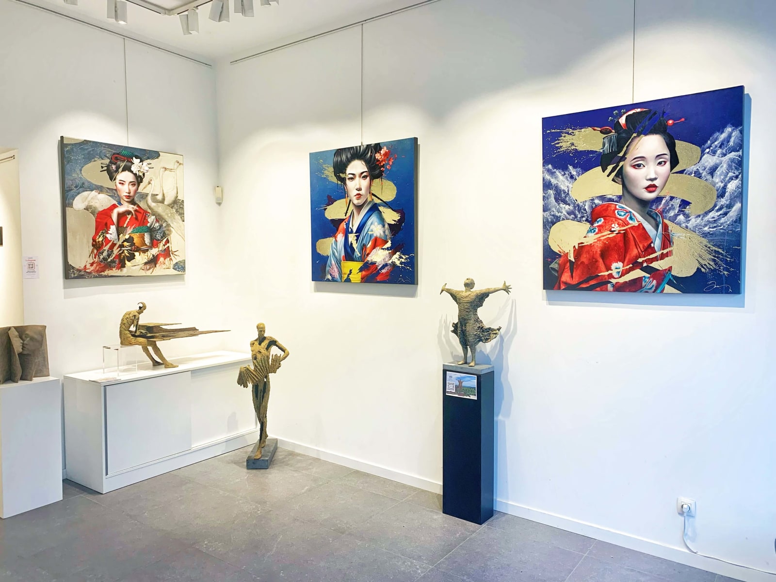 Adem goed in Damien Bassez mooie Japanse geisha vrouw in kimono hedendaagse Japanse schilderkunst van figuratie Art Yi-galerij Kunstgalerij Brussel