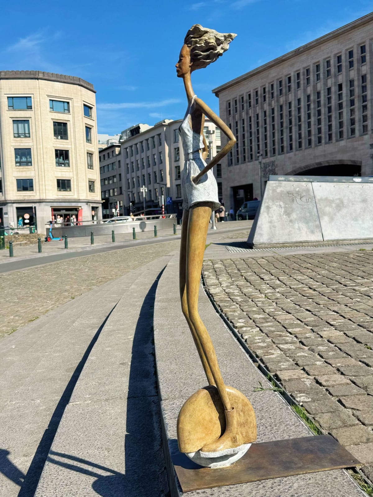 Liberté urbaine sculpture contemporaine de femme de Hedwige Leroux fille de ville moderne sur une roue promenade en ville sculpture en bronze sculpture figurative à la galerie Art Yi à Bruxelles
