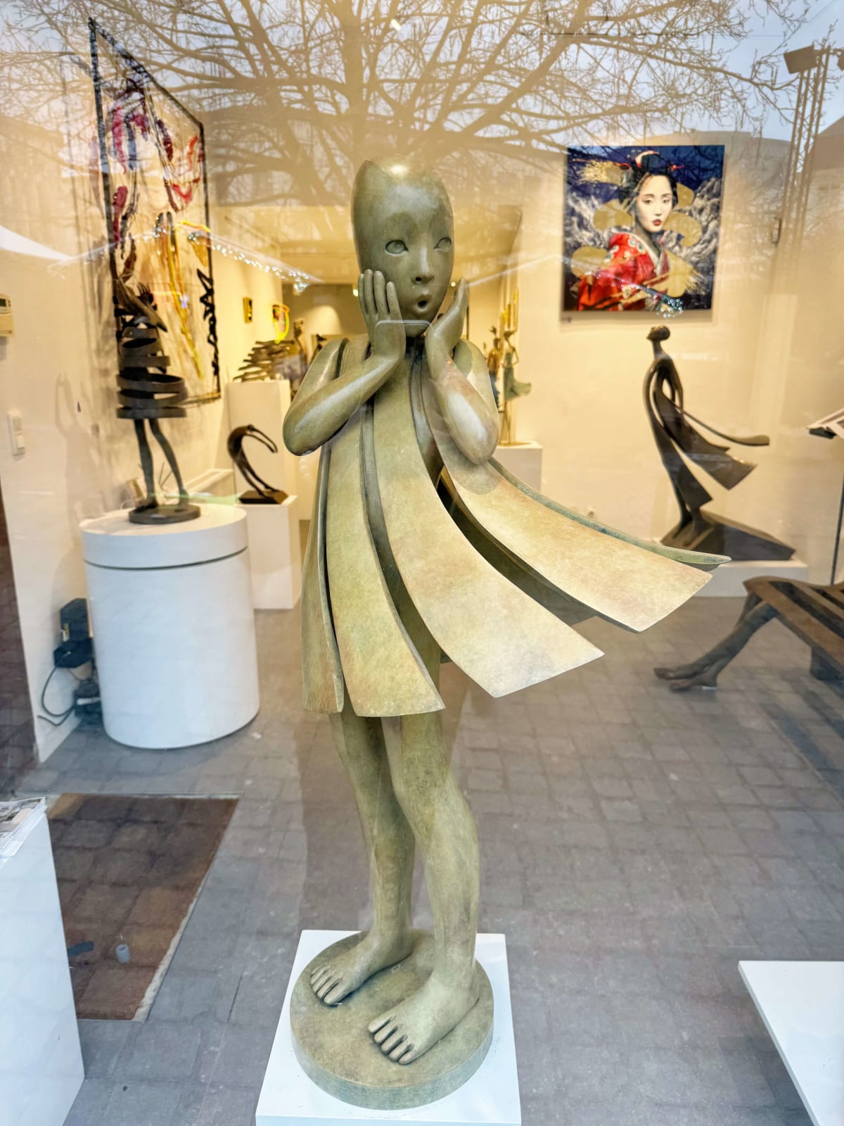 Ange passe Isabel Miramontes sculpture de danseuse sculpture monumentale sculpture de jardin sculpture contemporaine en bronze une belle fille surprise de sa robe soufflée par le vent Galerie Art Yi Galerie d'art de Bruxelles